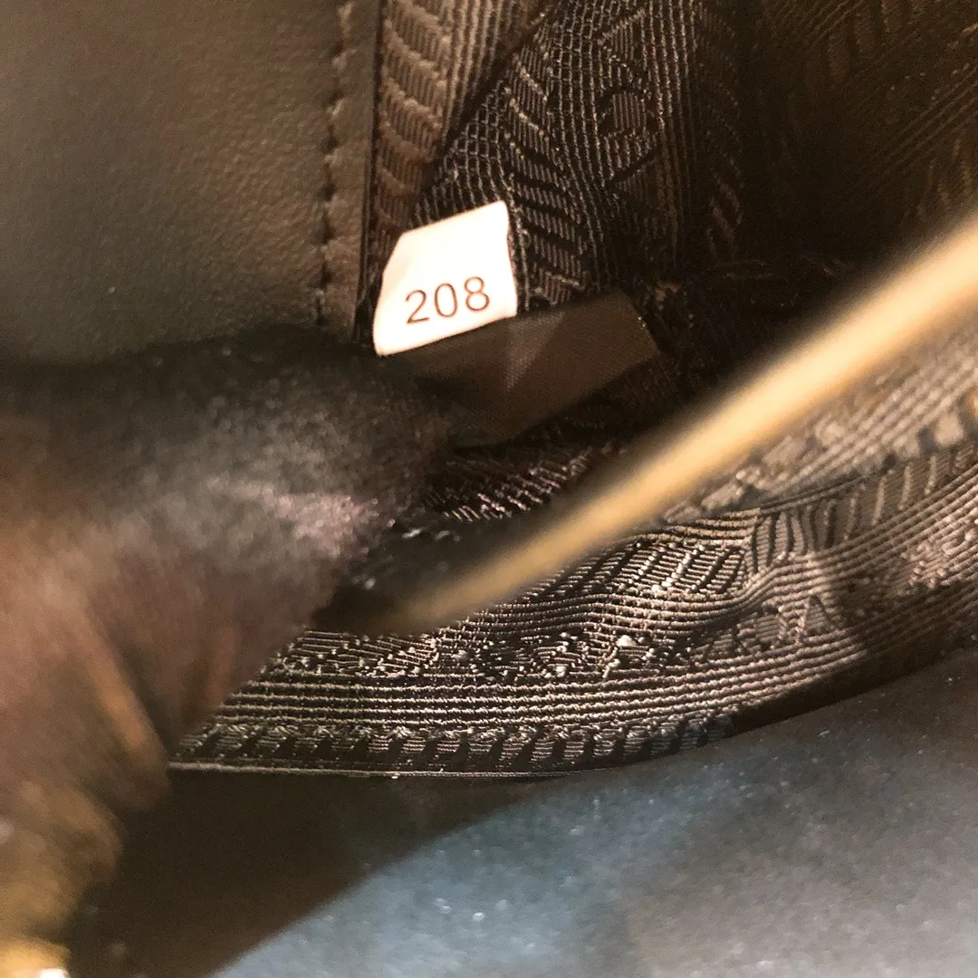 💰1120✨New first launch✨ 2VH070 men's new camera📷bag The trendy representative among p-family camera bags📷 Imported Saffiano cross-grain cowhide The main compartment is zippered and equipped with internal pockets Adjustable nylon shoulder straps decorated with jacquard logo Unique design Fashion leader Outstanding temperament The overall body of the bag is very textured Cross-grain cowhide is crisp and stylish size：18*12*5.5cm