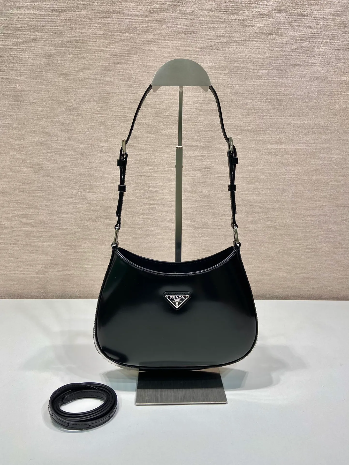 💰1260🎉New armpit bag🎉🎉1BC169🎉🎉 This Cheo shoulder bag is made of imported glossy cowhide and equipped with 2 interchangeable leather shoulder straps for easy shoulder/cross-body design, giving it a refined charm. The special-shaped bag design is cool and fashionable. It has enough capacity and can be packed easily. It’s perfect🎉If you like babies, hurry up and get it🎉🎉Another popular style that will never go out of style🎉🎉 Length 22x Height 18.5x Bottom 4.5cm🎉🎉🎉
