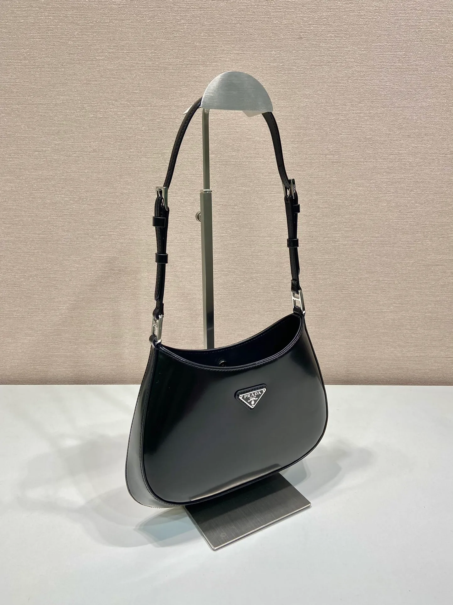 💰1260🎉New armpit bag🎉🎉1BC169🎉🎉 This Cheo shoulder bag is made of imported glossy cowhide and equipped with 2 interchangeable leather shoulder straps for easy shoulder/cross-body design, giving it a refined charm. The special-shaped bag design is cool and fashionable. It has enough capacity and can be packed easily. It’s perfect🎉If you like babies, hurry up and get it🎉🎉Another popular style that will never go out of style🎉🎉 Length 22x Height 18.5x Bottom 4.5cm🎉🎉🎉