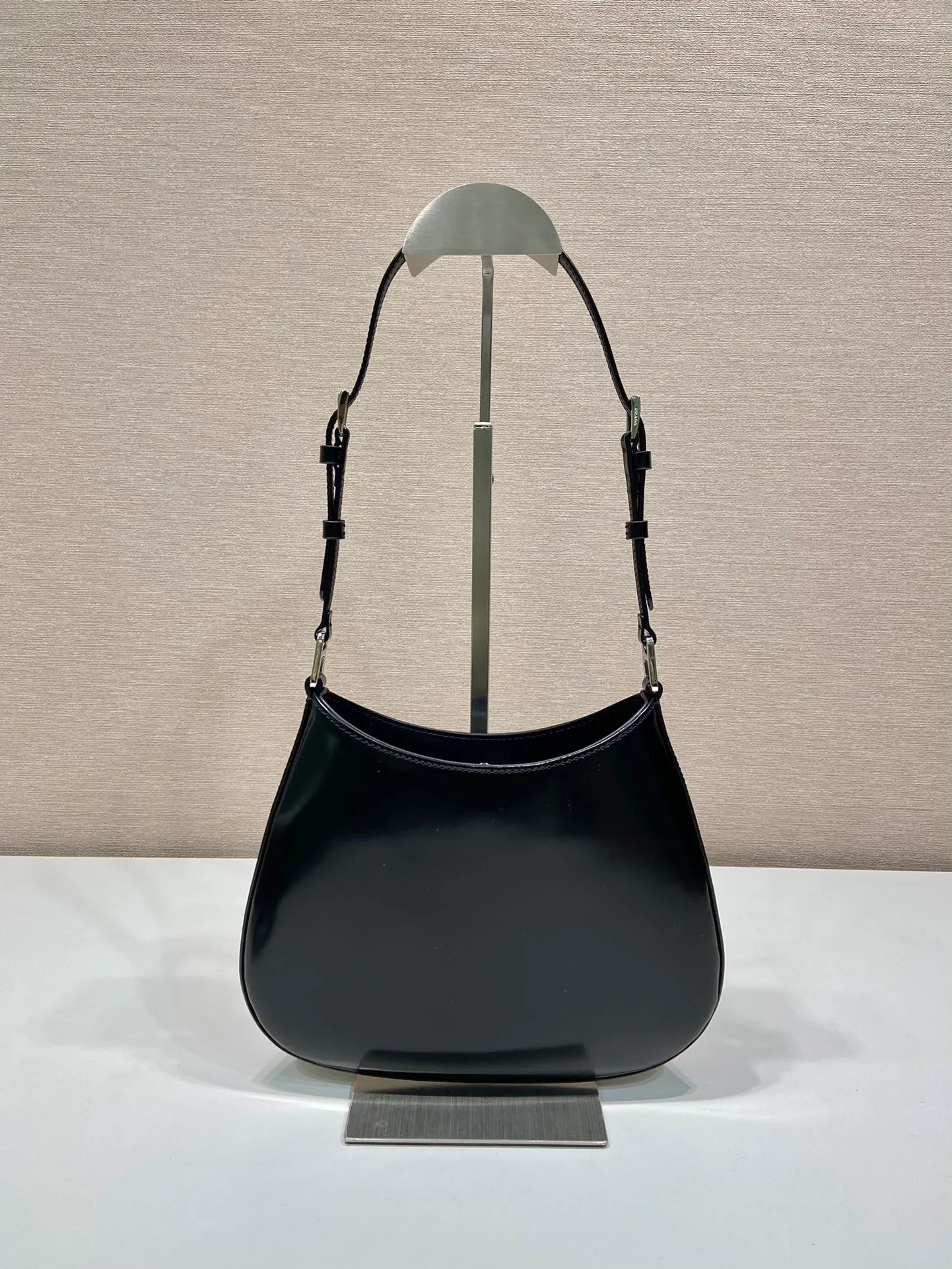 💰1260🎉New armpit bag🎉🎉1BC169🎉🎉 This Cheo shoulder bag is made of imported glossy cowhide and equipped with 2 interchangeable leather shoulder straps for easy shoulder/cross-body design, giving it a refined charm. The special-shaped bag design is cool and fashionable. It has enough capacity and can be packed easily. It’s perfect🎉If you like babies, hurry up and get it🎉🎉Another popular style that will never go out of style🎉🎉 Length 22x Height 18.5x Bottom 4.5cm🎉🎉🎉