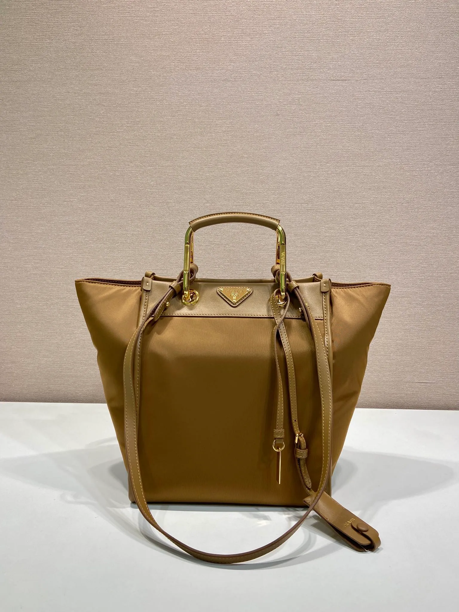 💰1320🎉New Tote Bag🎉1BG578🎉🎉 This tote bag adopts a fashionable geometric shape, combining practical Re-Nylon recycled nylon material and exquisite details. The shape is versatile, with double metal and leather handles, so you can switch between a handbag and a shoulder bag at will. Embellished with the iconic enameled triangle metal logo. It has a large capacity and is a popular style that will never go out of style🎉Babies, hurry up and get it🎉 Length 23x Height 28.5x Bottom 15cm🎉🎉🎉💰💰💰