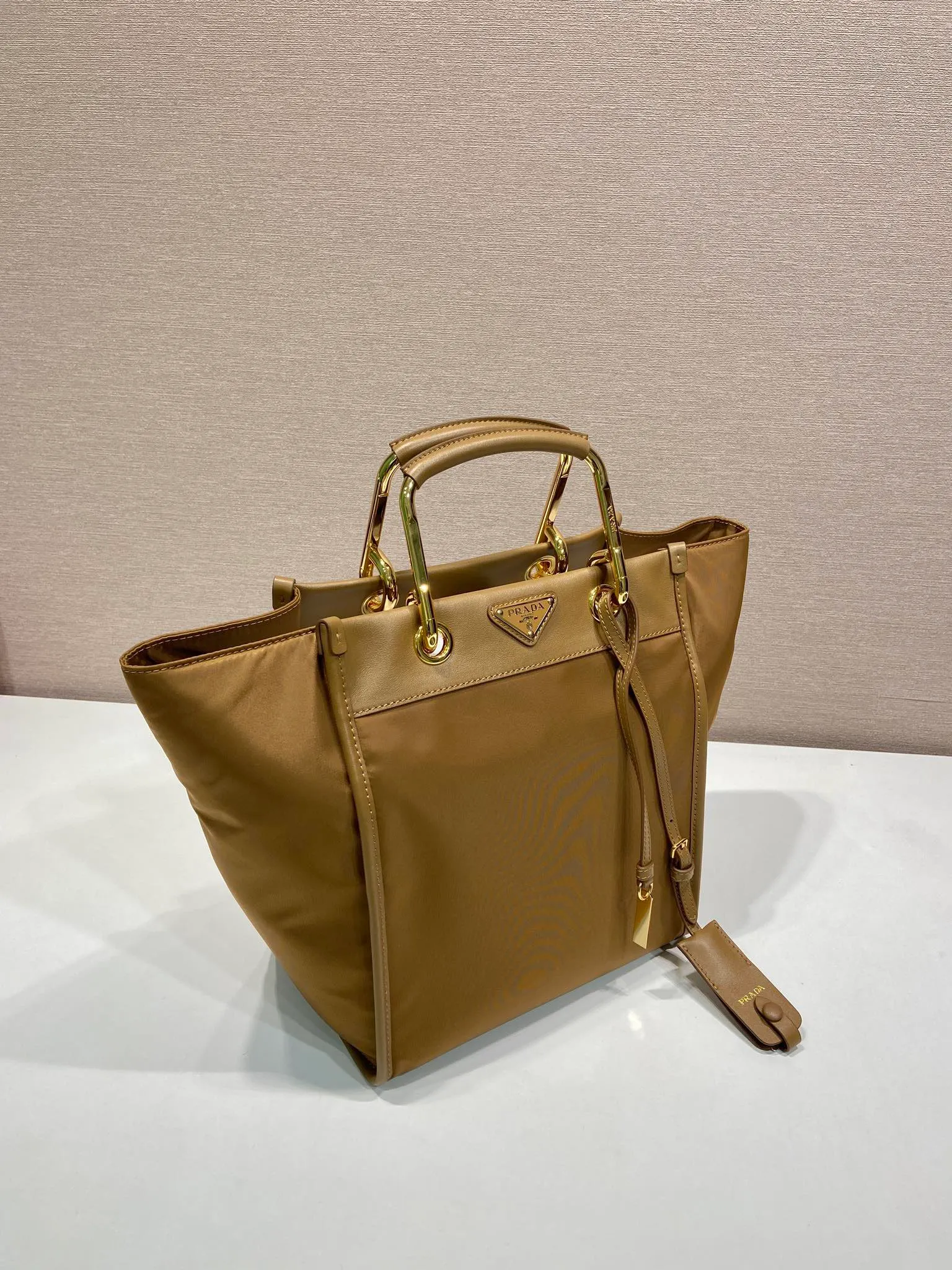 💰1320🎉New Tote Bag🎉1BG578🎉🎉 This tote bag adopts a fashionable geometric shape, combining practical Re-Nylon recycled nylon material and exquisite details. The shape is versatile, with double metal and leather handles, so you can switch between a handbag and a shoulder bag at will. Embellished with the iconic enameled triangle metal logo. It has a large capacity and is a popular style that will never go out of style🎉Babies, hurry up and get it🎉 Length 23x Height 28.5x Bottom 15cm🎉🎉🎉💰💰💰