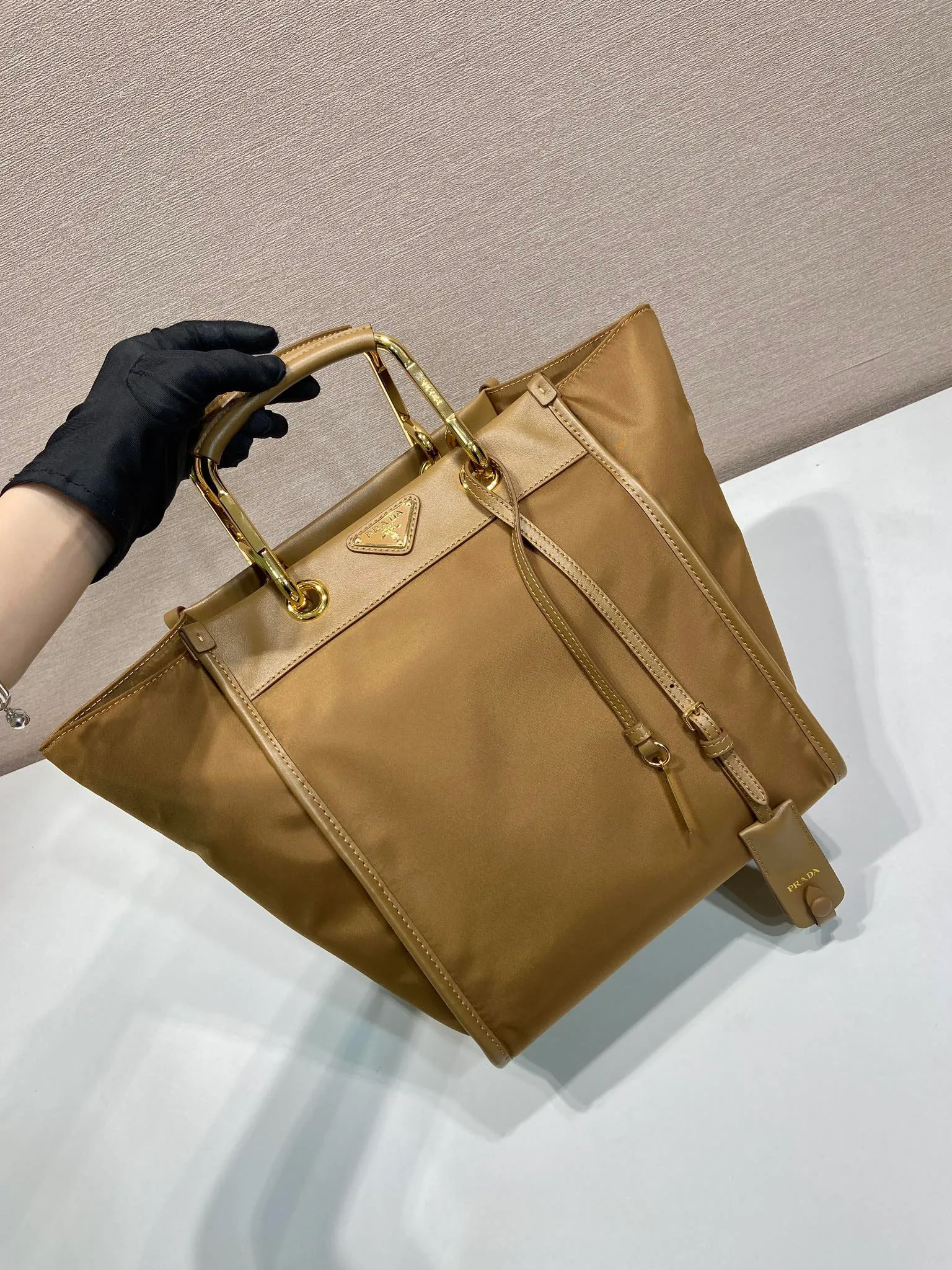 💰1320🎉New Tote Bag🎉1BG578🎉🎉 This tote bag adopts a fashionable geometric shape, combining practical Re-Nylon recycled nylon material and exquisite details. The shape is versatile, with double metal and leather handles, so you can switch between a handbag and a shoulder bag at will. Embellished with the iconic enameled triangle metal logo. It has a large capacity and is a popular style that will never go out of style🎉Babies, hurry up and get it🎉 Length 23x Height 28.5x Bottom 15cm🎉🎉🎉💰💰💰