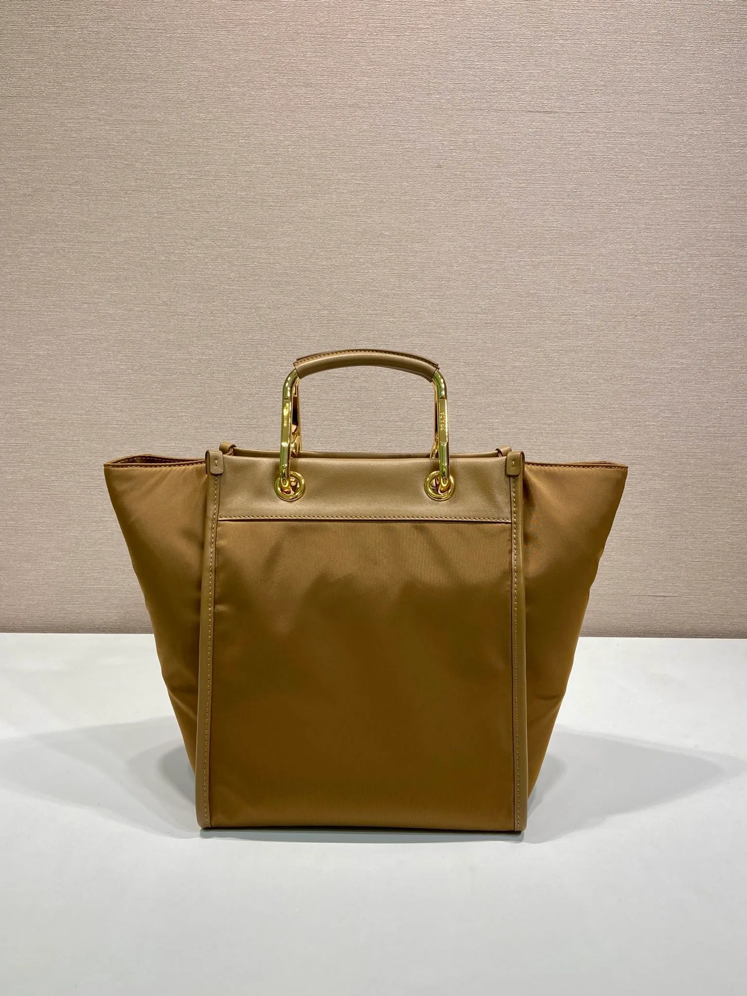 💰1320🎉New Tote Bag🎉1BG578🎉🎉 This tote bag adopts a fashionable geometric shape, combining practical Re-Nylon recycled nylon material and exquisite details. The shape is versatile, with double metal and leather handles, so you can switch between a handbag and a shoulder bag at will. Embellished with the iconic enameled triangle metal logo. It has a large capacity and is a popular style that will never go out of style🎉Babies, hurry up and get it🎉 Length 23x Height 28.5x Bottom 15cm🎉🎉🎉💰💰💰