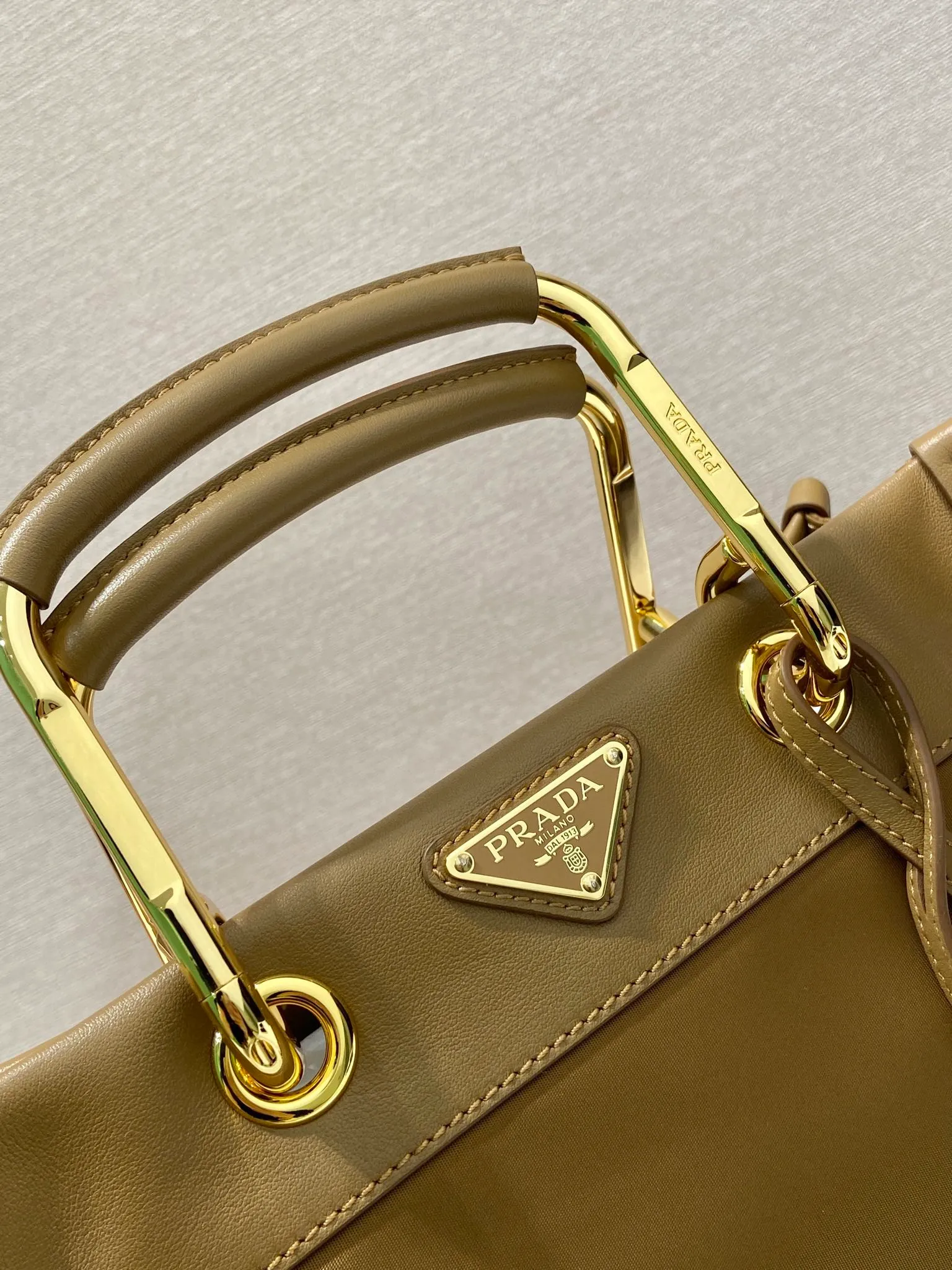 💰1320🎉New Tote Bag🎉1BG578🎉🎉 This tote bag adopts a fashionable geometric shape, combining practical Re-Nylon recycled nylon material and exquisite details. The shape is versatile, with double metal and leather handles, so you can switch between a handbag and a shoulder bag at will. Embellished with the iconic enameled triangle metal logo. It has a large capacity and is a popular style that will never go out of style🎉Babies, hurry up and get it🎉 Length 23x Height 28.5x Bottom 15cm🎉🎉🎉💰💰💰