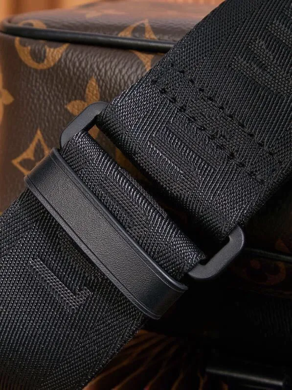P¥900👉nfc dynamic chip version👈[Top-level inspection-free all-steel hardware] This Quest messenger bag is made of Monogram Macassar canvas, which calmly combines dynamic style and functional considerations. The logo shoulder strap adds classic details, and the quick-release buckle follows the elements of Louis Vuitton's traditional hard luggage. The compact and close-fitting structure makes it easy to store personal items. Monogram Macassar coated canvas - cow leather trim - fabric lining - metal hardware - main compartment with quick-release buckle - outer zippered back pocket - inner patch pocket - shoulder strap: removable and adjustable! ! Model: M46973; Size: 18x18x10CM