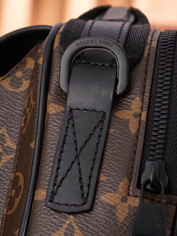 P¥900👉nfc dynamic chip version👈[Top-level inspection-free all-steel hardware] This Quest messenger bag is made of Monogram Macassar canvas, which calmly combines dynamic style and functional considerations. The logo shoulder strap adds classic details, and the quick-release buckle follows the elements of Louis Vuitton's traditional hard luggage. The compact and close-fitting structure makes it easy to store personal items. Monogram Macassar coated canvas - cow leather trim - fabric lining - metal hardware - main compartment with quick-release buckle - outer zippered back pocket - inner patch pocket - shoulder strap: removable and adjustable! ! Model: M46973; Size: 18x18x10CM