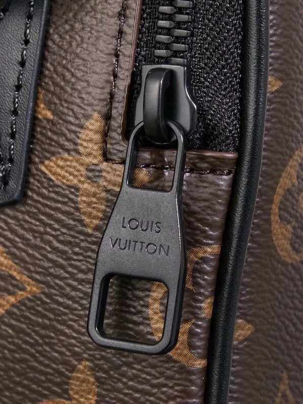 P¥900👉nfc dynamic chip version👈[Top-level inspection-free all-steel hardware] This Quest messenger bag is made of Monogram Macassar canvas, which calmly combines dynamic style and functional considerations. The logo shoulder strap adds classic details, and the quick-release buckle follows the elements of Louis Vuitton's traditional hard luggage. The compact and close-fitting structure makes it easy to store personal items. Monogram Macassar coated canvas - cow leather trim - fabric lining - metal hardware - main compartment with quick-release buckle - outer zippered back pocket - inner patch pocket - shoulder strap: removable and adjustable! ! Model: M46973; Size: 18x18x10CM
