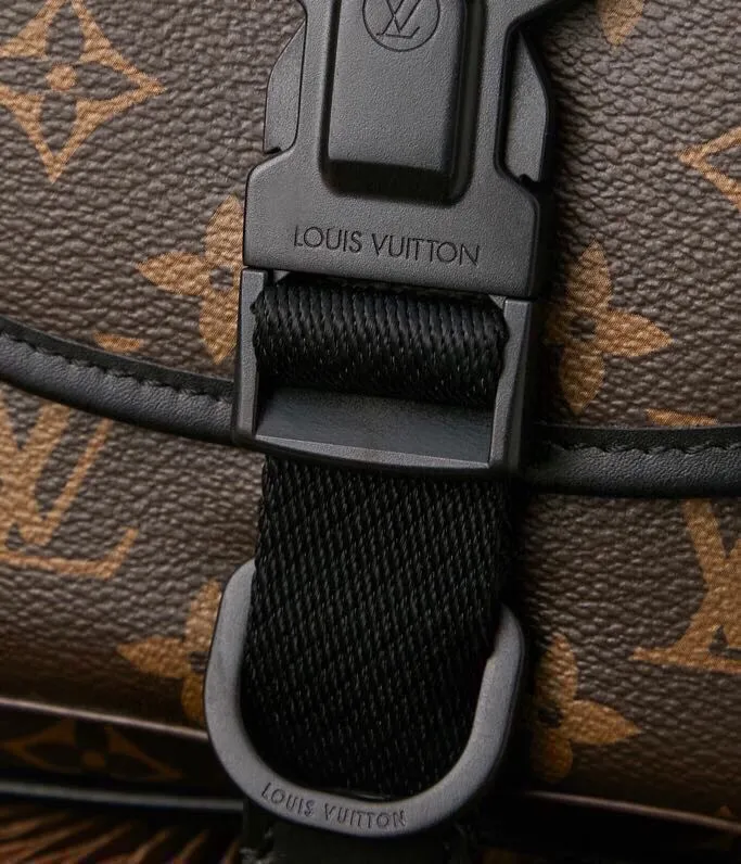 P¥900👉nfc dynamic chip version👈[Top-level inspection-free all-steel hardware] This Quest messenger bag is made of Monogram Macassar canvas, which calmly combines dynamic style and functional considerations. The logo shoulder strap adds classic details, and the quick-release buckle follows the elements of Louis Vuitton's traditional hard luggage. The compact and close-fitting structure makes it easy to store personal items. Monogram Macassar coated canvas - cow leather trim - fabric lining - metal hardware - main compartment with quick-release buckle - outer zippered back pocket - inner patch pocket - shoulder strap: removable and adjustable! ! Model: M46973; Size: 18x18x10CM