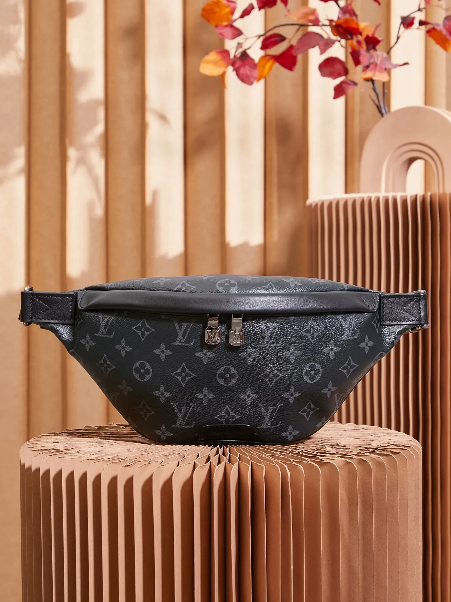 P¥760👉nfc163C01 dynamic chip version👈 [Top-grade inspection-free all-steel hardware] This Discovery waist bag is made of Monogram Eclipse canvas, combining casual fashion and modern functionality. The shape is ergonomic and equipped with an adjustable strap, which can be worn around the waist, carried on the shoulder or hung casually on the chest. Zippered pockets on the front and back provide easy access to your phone, cards and keys. Monogram Eclipse coated canvas - cow leather trim - fabric lining - metal hardware - zipper closure - adjustable belt - front outer pocket - rear outer patch pocket - shoulder strap: non-detachable, adjustable! ! Model: M46035; Size: 44x15x9CM