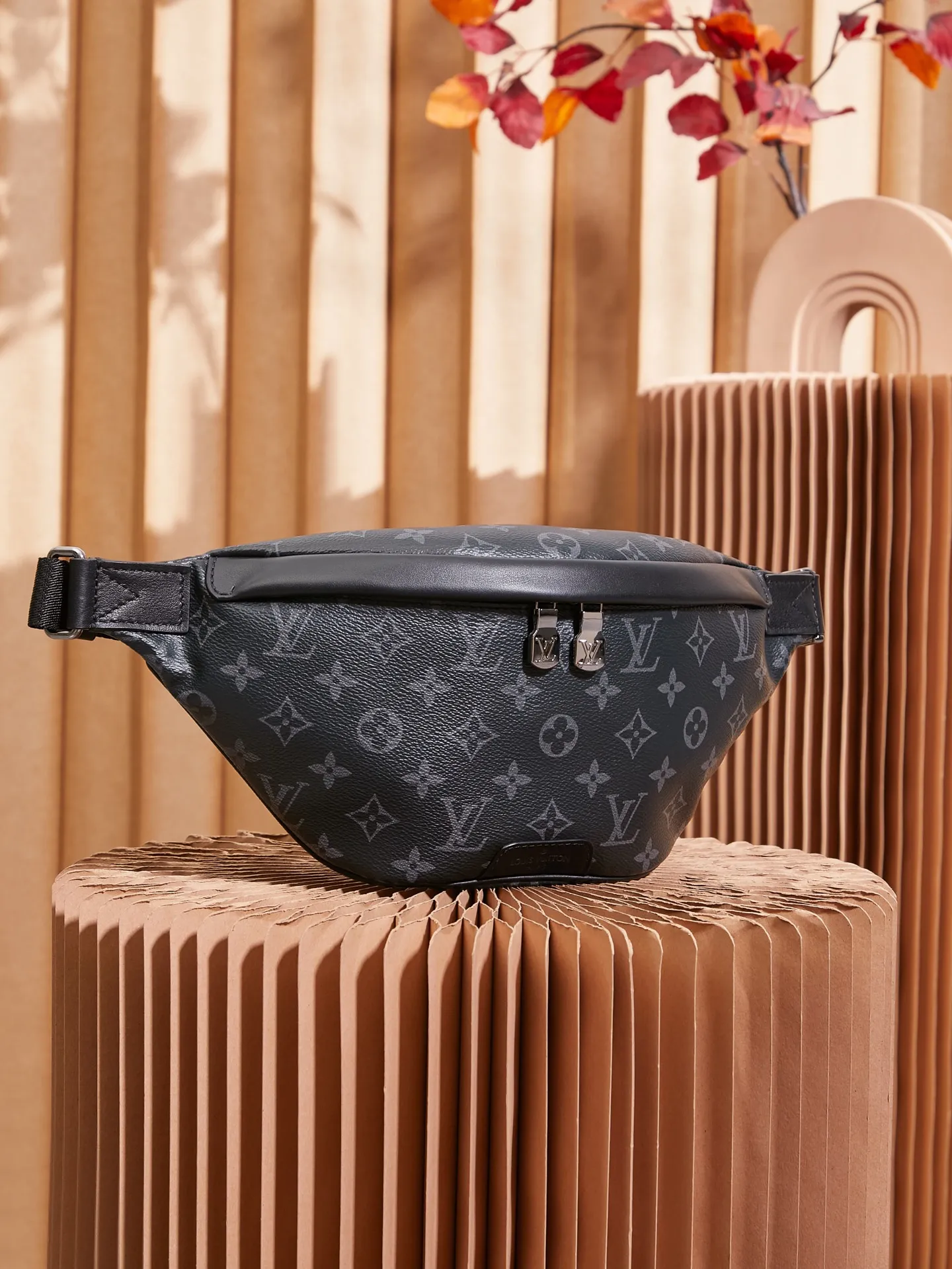 P¥760👉nfc163C01 dynamic chip version👈 [Top-grade inspection-free all-steel hardware] This Discovery waist bag is made of Monogram Eclipse canvas, combining casual fashion and modern functionality. The shape is ergonomic and equipped with an adjustable strap, which can be worn around the waist, carried on the shoulder or hung casually on the chest. Zippered pockets on the front and back provide easy access to your phone, cards and keys. Monogram Eclipse coated canvas - cow leather trim - fabric lining - metal hardware - zipper closure - adjustable belt - front outer pocket - rear outer patch pocket - shoulder strap: non-detachable, adjustable! ! Model: M46035; Size: 44x15x9CM