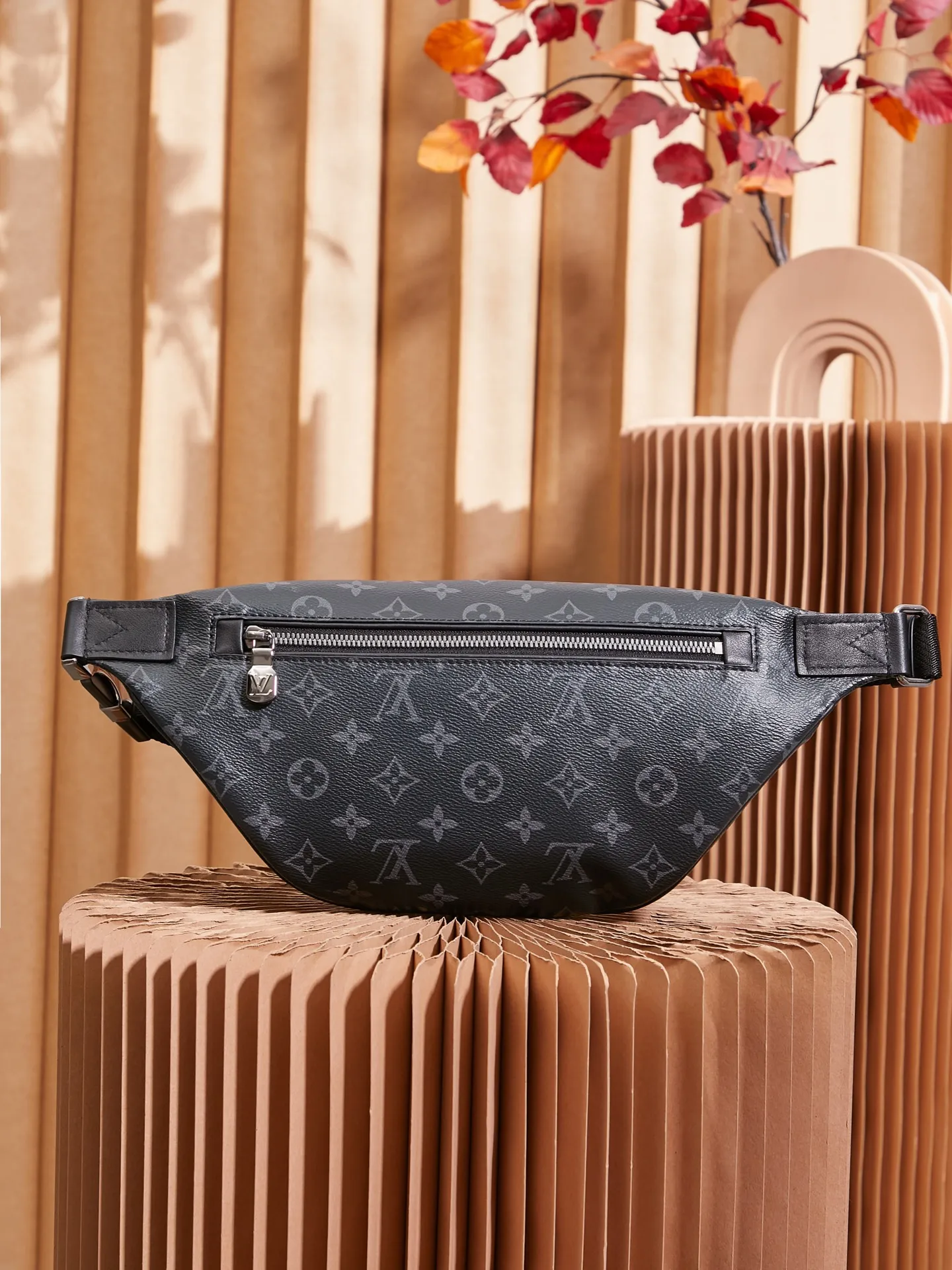 P¥760👉nfc163C01 dynamic chip version👈 [Top-grade inspection-free all-steel hardware] This Discovery waist bag is made of Monogram Eclipse canvas, combining casual fashion and modern functionality. The shape is ergonomic and equipped with an adjustable strap, which can be worn around the waist, carried on the shoulder or hung casually on the chest. Zippered pockets on the front and back provide easy access to your phone, cards and keys. Monogram Eclipse coated canvas - cow leather trim - fabric lining - metal hardware - zipper closure - adjustable belt - front outer pocket - rear outer patch pocket - shoulder strap: non-detachable, adjustable! ! Model: M46035; Size: 44x15x9CM