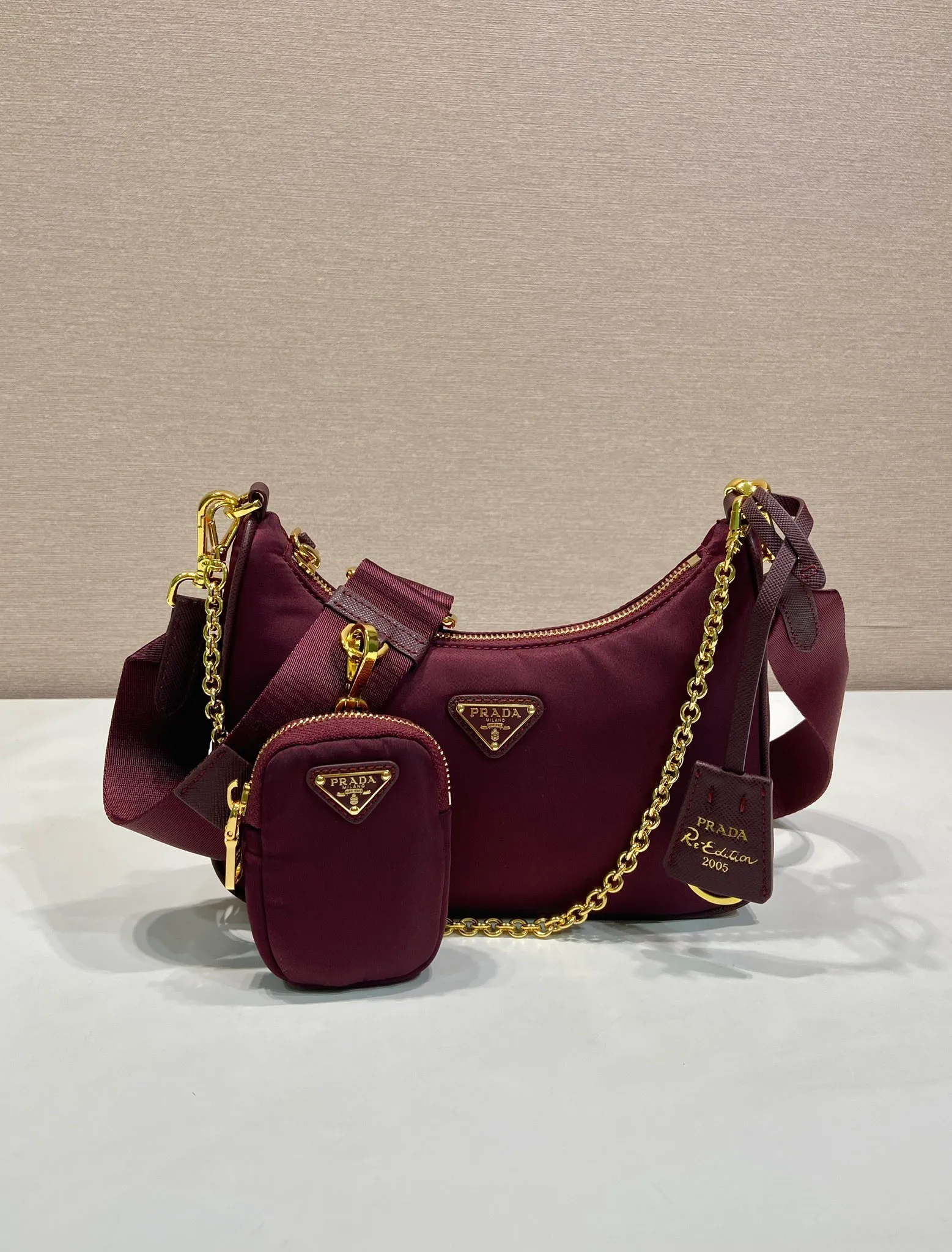 💰1040🎉Hot-selling gold hardware🎉🎉New model 1BH204 Bordeaux red🎉nylon Hobo hand/armpit bag😘😘Hobo, a group of Internet celebrity sisters who are crazy about planting and popular in the fashion circle, has a new model! 👏👏The design of this Hobo bag is great👍👍One bag with three uses😘😘waist bag/crossbody/single shoulder bag👍👍The handle is replaced by a gold chain, which makes the armpit bag more sexy. It also has a long shoulder strap. What I love most is that the shoulder strap also has a small pendant (small bag), which can also be hung on other bags and pants as accessories. 🙊🙊There is no problem in matching various clothes in normal times😘😘Babies, hurry up and get it, it’s so beautiful🙊🙊Dimensions: Length 22X Height 12x Bottom 6cm👏👏👏💰💰💰