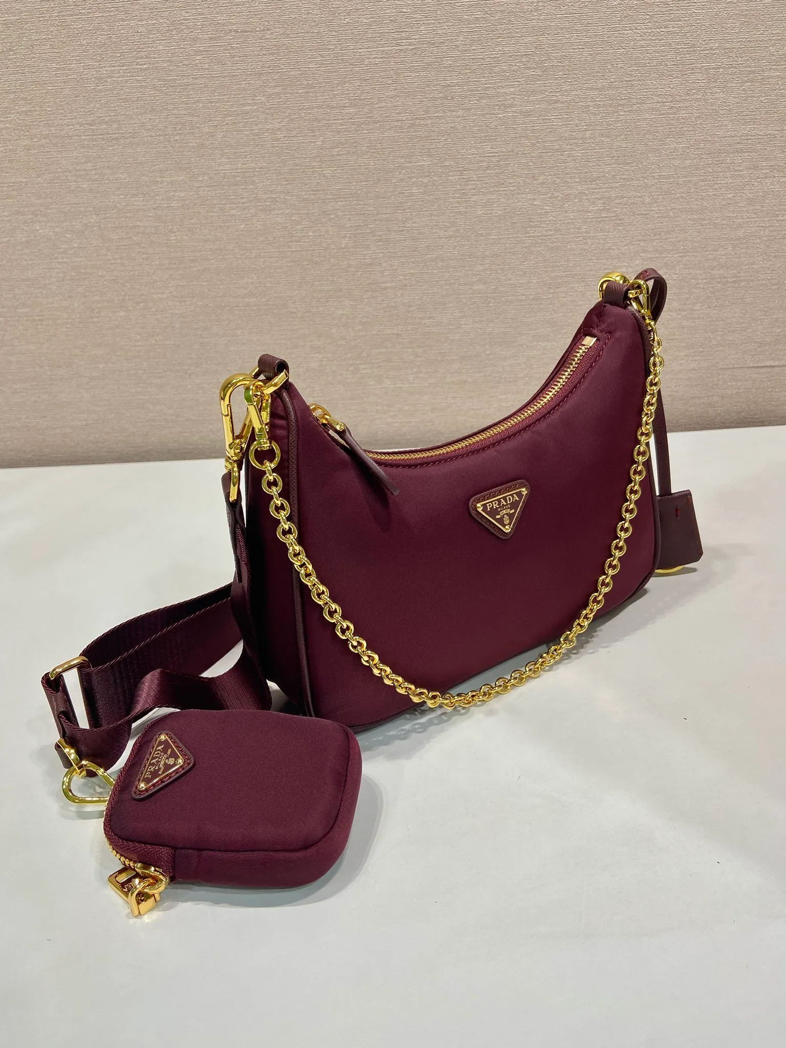 💰1040🎉Hot-selling gold hardware🎉🎉New model 1BH204 Bordeaux red🎉nylon Hobo hand/armpit bag😘😘Hobo, a group of Internet celebrity sisters who are crazy about planting and popular in the fashion circle, has a new model! 👏👏The design of this Hobo bag is great👍👍One bag with three uses😘😘waist bag/crossbody/single shoulder bag👍👍The handle is replaced by a gold chain, which makes the armpit bag more sexy. It also has a long shoulder strap. What I love most is that the shoulder strap also has a small pendant (small bag), which can also be hung on other bags and pants as accessories. 🙊🙊There is no problem in matching various clothes in normal times😘😘Babies, hurry up and get it, it’s so beautiful🙊🙊Dimensions: Length 22X Height 12x Bottom 6cm👏👏👏💰💰💰