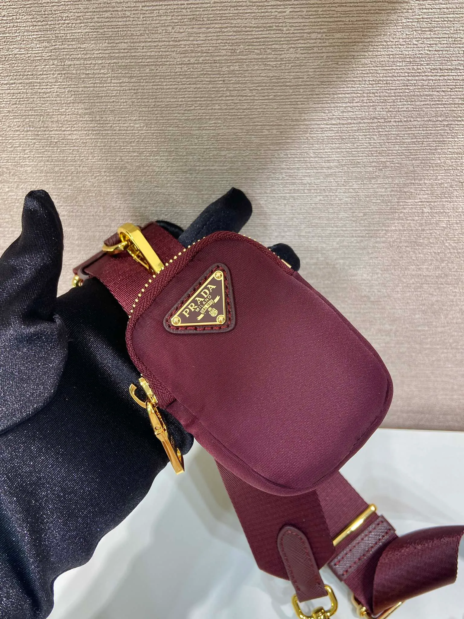 💰1040🎉Hot-selling gold hardware🎉🎉New model 1BH204 Bordeaux red🎉nylon Hobo hand/armpit bag😘😘Hobo, a group of Internet celebrity sisters who are crazy about planting and popular in the fashion circle, has a new model! 👏👏The design of this Hobo bag is great👍👍One bag with three uses😘😘waist bag/crossbody/single shoulder bag👍👍The handle is replaced by a gold chain, which makes the armpit bag more sexy. It also has a long shoulder strap. What I love most is that the shoulder strap also has a small pendant (small bag), which can also be hung on other bags and pants as accessories. 🙊🙊There is no problem in matching various clothes in normal times😘😘Babies, hurry up and get it, it’s so beautiful🙊🙊Dimensions: Length 22X Height 12x Bottom 6cm👏👏👏💰💰💰