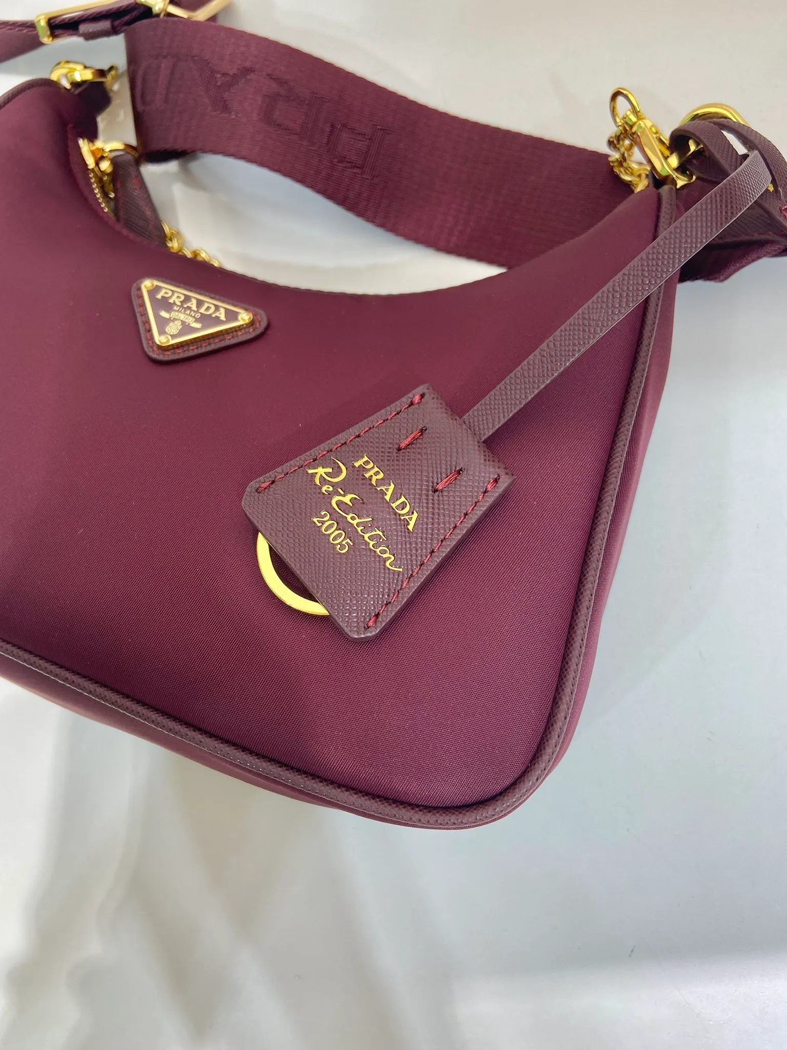 💰1040🎉Hot-selling gold hardware🎉🎉New model 1BH204 Bordeaux red🎉nylon Hobo hand/armpit bag😘😘Hobo, a group of Internet celebrity sisters who are crazy about planting and popular in the fashion circle, has a new model! 👏👏The design of this Hobo bag is great👍👍One bag with three uses😘😘waist bag/crossbody/single shoulder bag👍👍The handle is replaced by a gold chain, which makes the armpit bag more sexy. It also has a long shoulder strap. What I love most is that the shoulder strap also has a small pendant (small bag), which can also be hung on other bags and pants as accessories. 🙊🙊There is no problem in matching various clothes in normal times😘😘Babies, hurry up and get it, it’s so beautiful🙊🙊Dimensions: Length 22X Height 12x Bottom 6cm👏👏👏💰💰💰