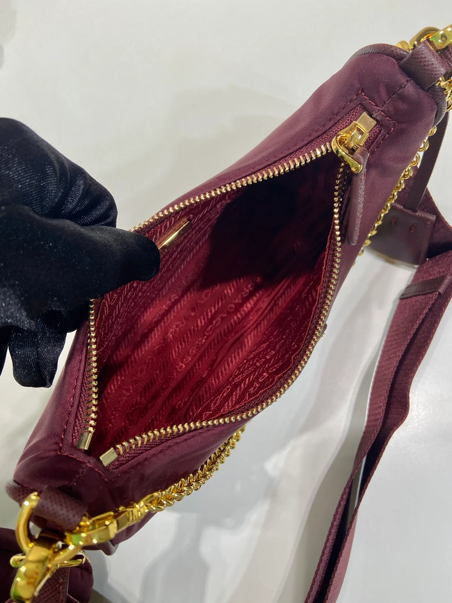 💰1040🎉Hot-selling gold hardware🎉🎉New model 1BH204 Bordeaux red🎉nylon Hobo hand/armpit bag😘😘Hobo, a group of Internet celebrity sisters who are crazy about planting and popular in the fashion circle, has a new model! 👏👏The design of this Hobo bag is great👍👍One bag with three uses😘😘waist bag/crossbody/single shoulder bag👍👍The handle is replaced by a gold chain, which makes the armpit bag more sexy. It also has a long shoulder strap. What I love most is that the shoulder strap also has a small pendant (small bag), which can also be hung on other bags and pants as accessories. 🙊🙊There is no problem in matching various clothes in normal times😘😘Babies, hurry up and get it, it’s so beautiful🙊🙊Dimensions: Length 22X Height 12x Bottom 6cm👏👏👏💰💰💰