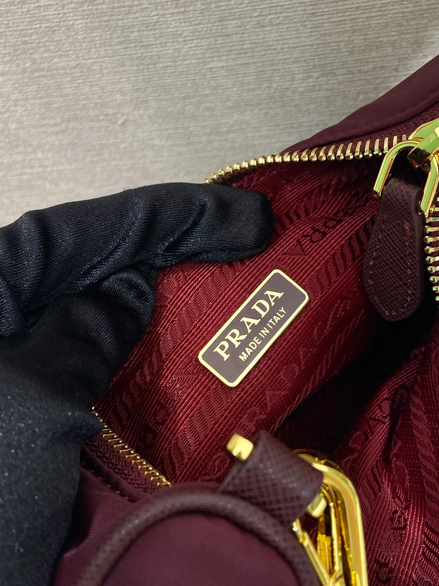 💰1040🎉Hot-selling gold hardware🎉🎉New model 1BH204 Bordeaux red🎉nylon Hobo hand/armpit bag😘😘Hobo, a group of Internet celebrity sisters who are crazy about planting and popular in the fashion circle, has a new model! 👏👏The design of this Hobo bag is great👍👍One bag with three uses😘😘waist bag/crossbody/single shoulder bag👍👍The handle is replaced by a gold chain, which makes the armpit bag more sexy. It also has a long shoulder strap. What I love most is that the shoulder strap also has a small pendant (small bag), which can also be hung on other bags and pants as accessories. 🙊🙊There is no problem in matching various clothes in normal times😘😘Babies, hurry up and get it, it’s so beautiful🙊🙊Dimensions: Length 22X Height 12x Bottom 6cm👏👏👏💰💰💰