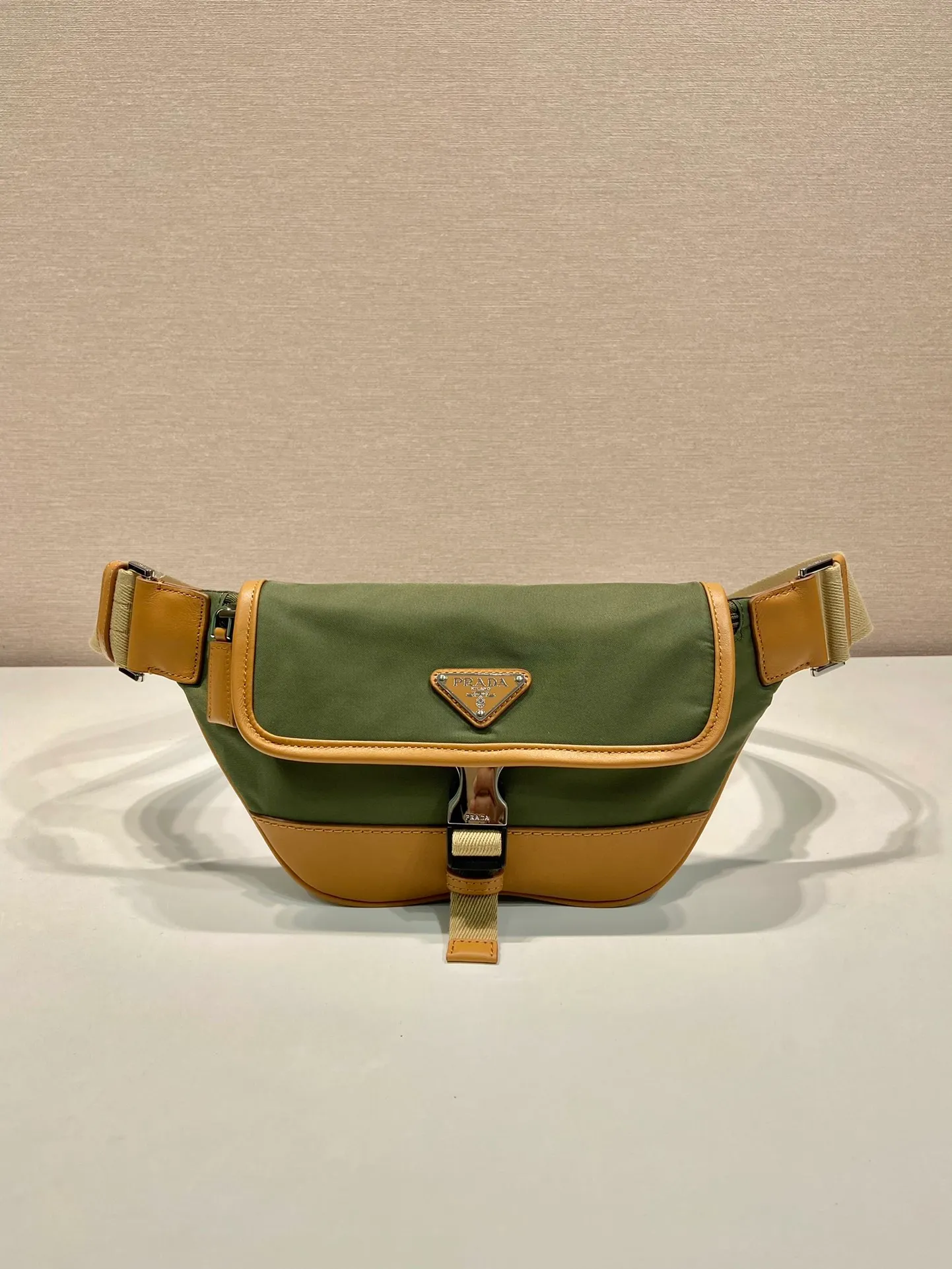 💰960🎉New waist bag🎉2VH176🎉🎉 This versatile and fashionable shoulder bag is made of imported nylon material. The compact style is embellished with leather trim, details such as side buckles are refined and practical, and the adjustable shoulder strap makes it easy to wear cross-body. The enameled triangular metal logo highlights the brand's classic character. It can be used as a chest bag or a waist bag. The upper body effect is very cool, lightweight and practical. Hurry up and get it🎉🎉 Length 18x height 15x bottom 5cm
