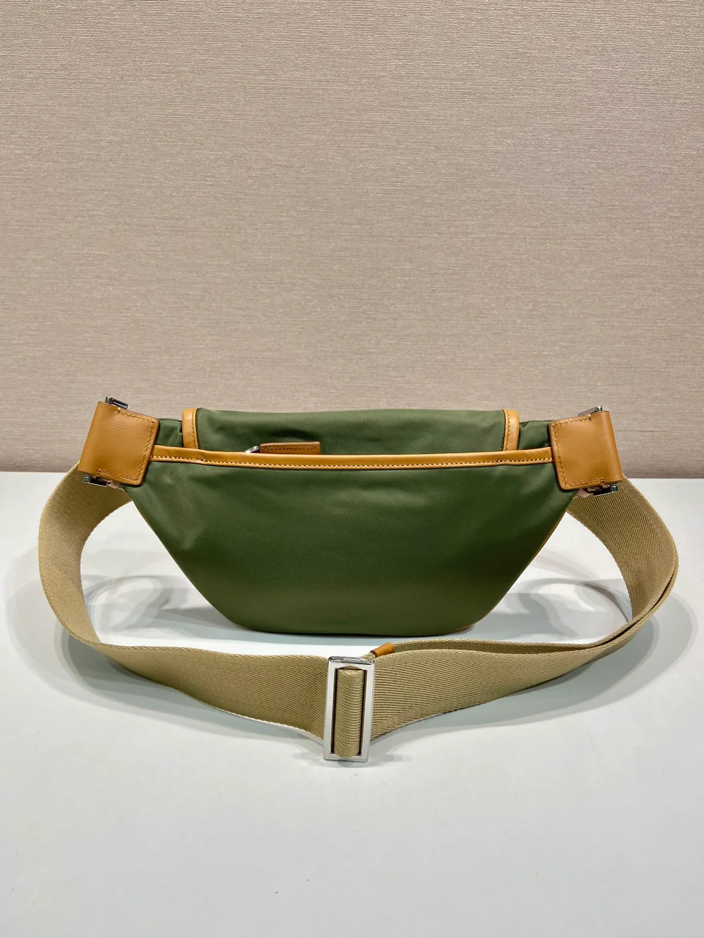 💰960🎉New waist bag🎉2VH176🎉🎉 This versatile and fashionable shoulder bag is made of imported nylon material. The compact style is embellished with leather trim, details such as side buckles are refined and practical, and the adjustable shoulder strap makes it easy to wear cross-body. The enameled triangular metal logo highlights the brand's classic character. It can be used as a chest bag or a waist bag. The upper body effect is very cool, lightweight and practical. Hurry up and get it🎉🎉 Length 18x height 15x bottom 5cm