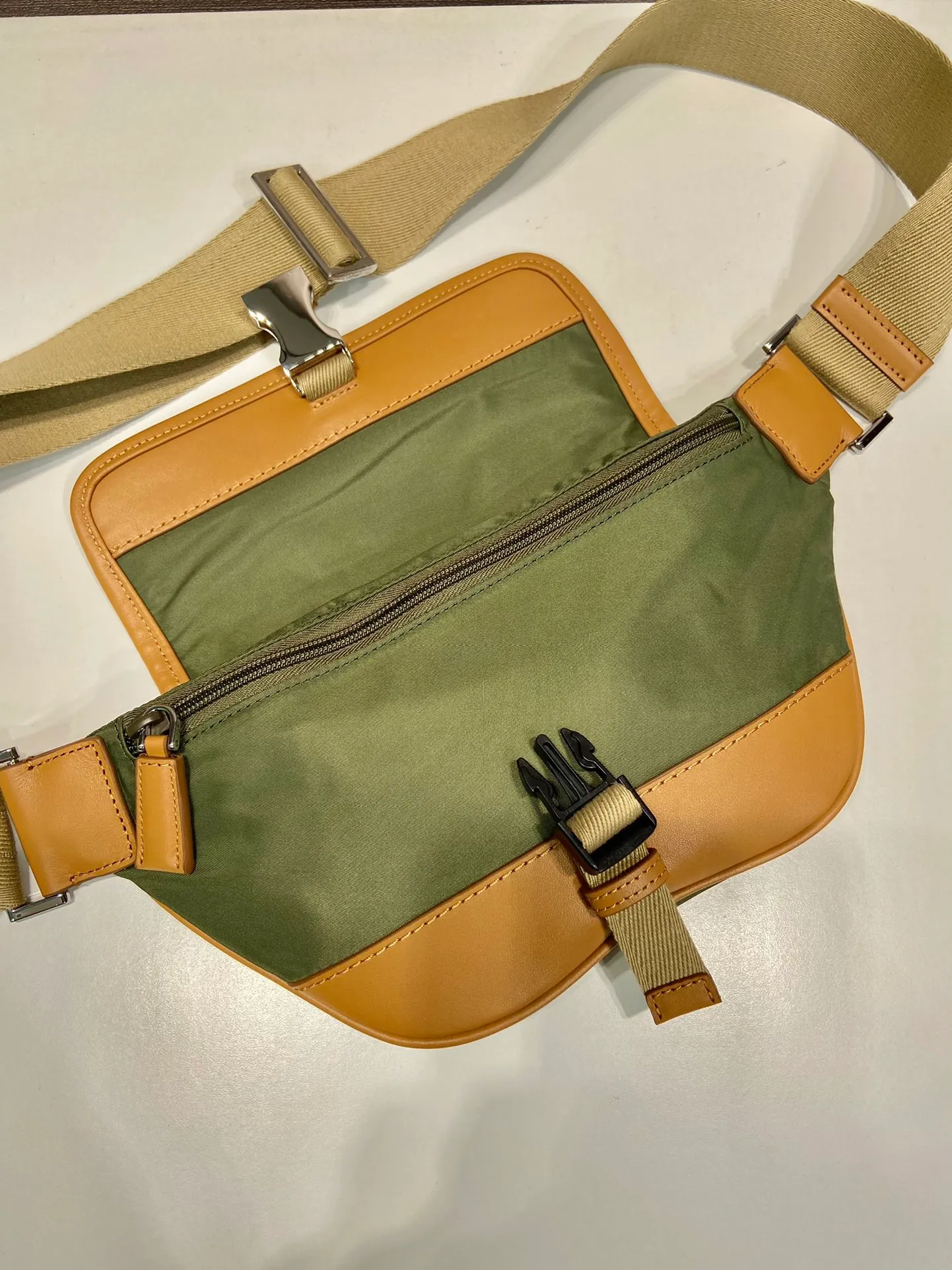 💰960🎉New waist bag🎉2VH176🎉🎉 This versatile and fashionable shoulder bag is made of imported nylon material. The compact style is embellished with leather trim, details such as side buckles are refined and practical, and the adjustable shoulder strap makes it easy to wear cross-body. The enameled triangular metal logo highlights the brand's classic character. It can be used as a chest bag or a waist bag. The upper body effect is very cool, lightweight and practical. Hurry up and get it🎉🎉 Length 18x height 15x bottom 5cm