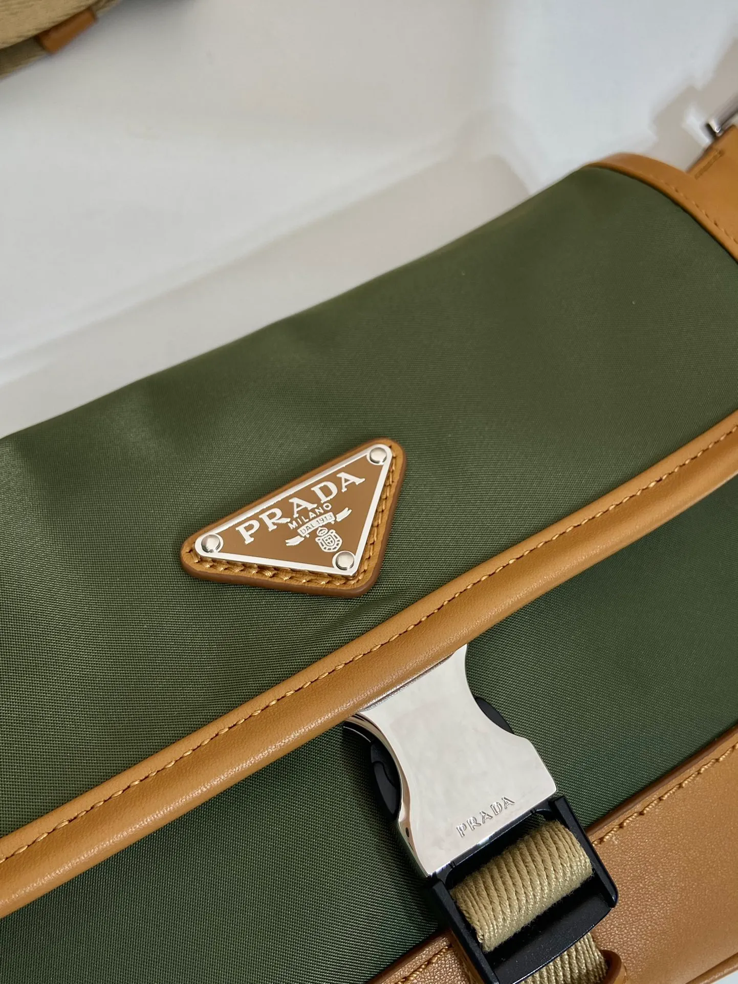💰960🎉New waist bag🎉2VH176🎉🎉 This versatile and fashionable shoulder bag is made of imported nylon material. The compact style is embellished with leather trim, details such as side buckles are refined and practical, and the adjustable shoulder strap makes it easy to wear cross-body. The enameled triangular metal logo highlights the brand's classic character. It can be used as a chest bag or a waist bag. The upper body effect is very cool, lightweight and practical. Hurry up and get it🎉🎉 Length 18x height 15x bottom 5cm
