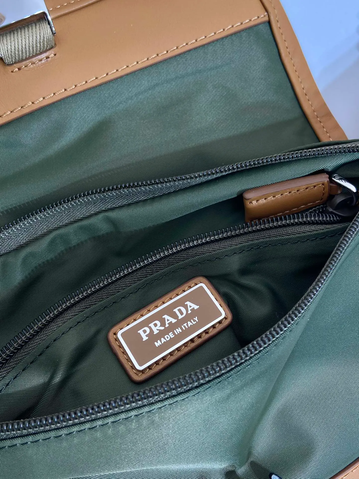 💰960🎉New waist bag🎉2VH176🎉🎉 This versatile and fashionable shoulder bag is made of imported nylon material. The compact style is embellished with leather trim, details such as side buckles are refined and practical, and the adjustable shoulder strap makes it easy to wear cross-body. The enameled triangular metal logo highlights the brand's classic character. It can be used as a chest bag or a waist bag. The upper body effect is very cool, lightweight and practical. Hurry up and get it🎉🎉 Length 18x height 15x bottom 5cm