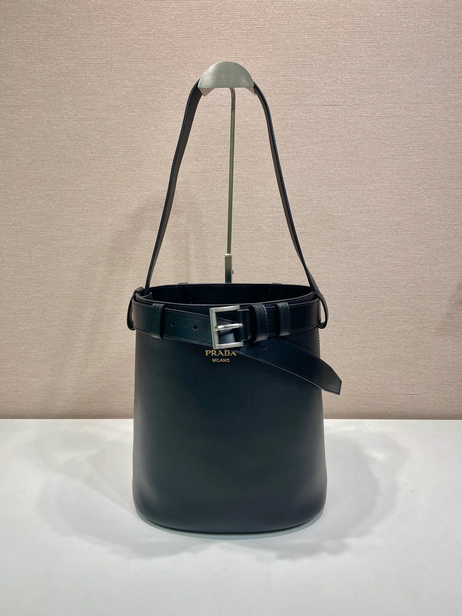 💰1560🎉New bucket bag🎉1BE085🎉🎉 This fashionable bucket bag is a new interpretation of the Buckle handbag in silhouette, using imported calfskin and imported sheepskin inside. Comes with a belt with a detachable classic buckle that can be paired with other outfits. Add the finishing touch to a modern, versatile design. Large space, practical and fashionable, babies, hurry up and get it🎉🎉 Length 26.5x Height 29x Bottom 18cm🎉🎉🎉💰💰💰