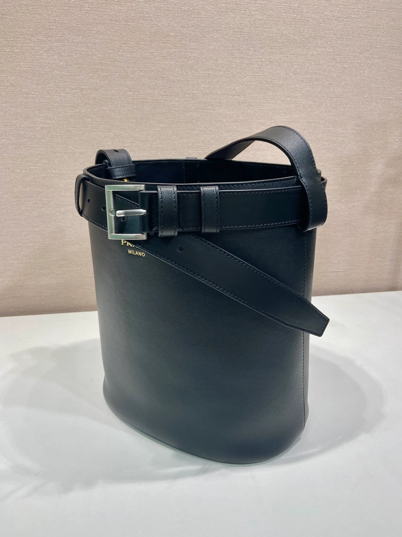 💰1560🎉New bucket bag🎉1BE085🎉🎉 This fashionable bucket bag is a new interpretation of the Buckle handbag in silhouette, using imported calfskin and imported sheepskin inside. Comes with a belt with a detachable classic buckle that can be paired with other outfits. Add the finishing touch to a modern, versatile design. Large space, practical and fashionable, babies, hurry up and get it🎉🎉 Length 26.5x Height 29x Bottom 18cm🎉🎉🎉💰💰💰