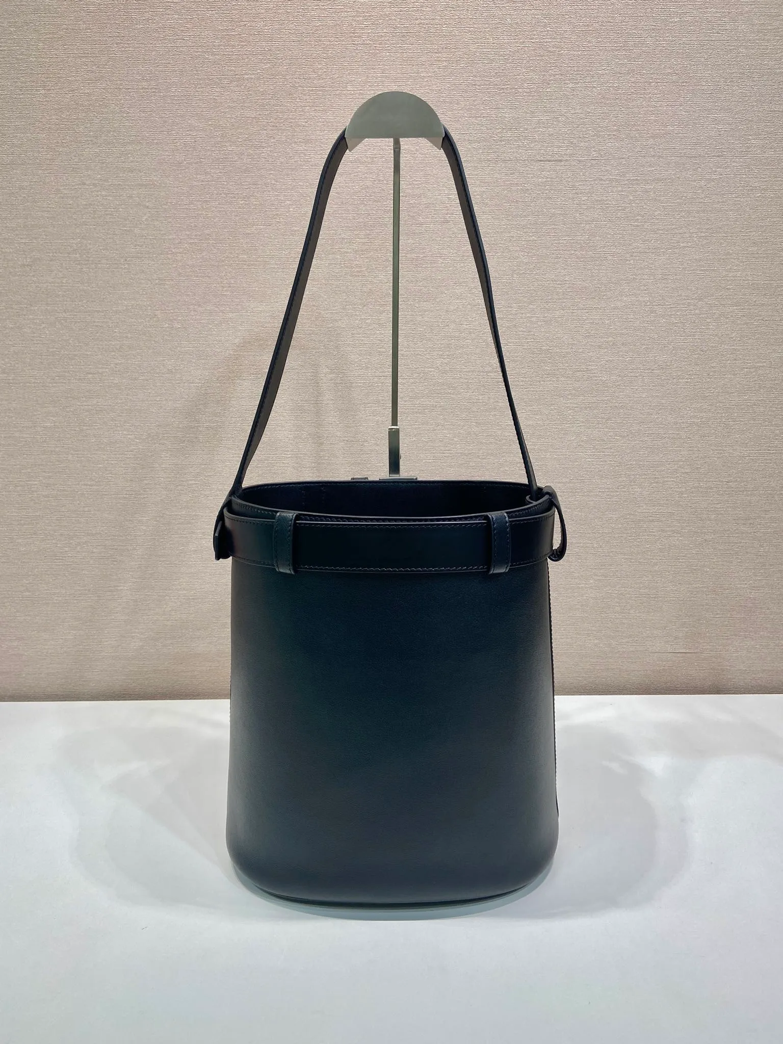 💰1560🎉New bucket bag🎉1BE085🎉🎉 This fashionable bucket bag is a new interpretation of the Buckle handbag in silhouette, using imported calfskin and imported sheepskin inside. Comes with a belt with a detachable classic buckle that can be paired with other outfits. Add the finishing touch to a modern, versatile design. Large space, practical and fashionable, babies, hurry up and get it🎉🎉 Length 26.5x Height 29x Bottom 18cm🎉🎉🎉💰💰💰
