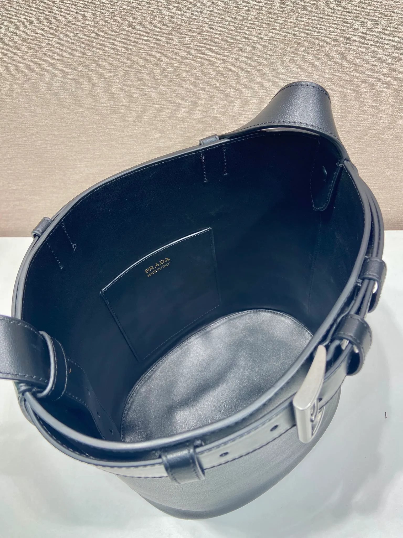 💰1560🎉New bucket bag🎉1BE085🎉🎉 This fashionable bucket bag is a new interpretation of the Buckle handbag in silhouette, using imported calfskin and imported sheepskin inside. Comes with a belt with a detachable classic buckle that can be paired with other outfits. Add the finishing touch to a modern, versatile design. Large space, practical and fashionable, babies, hurry up and get it🎉🎉 Length 26.5x Height 29x Bottom 18cm🎉🎉🎉💰💰💰