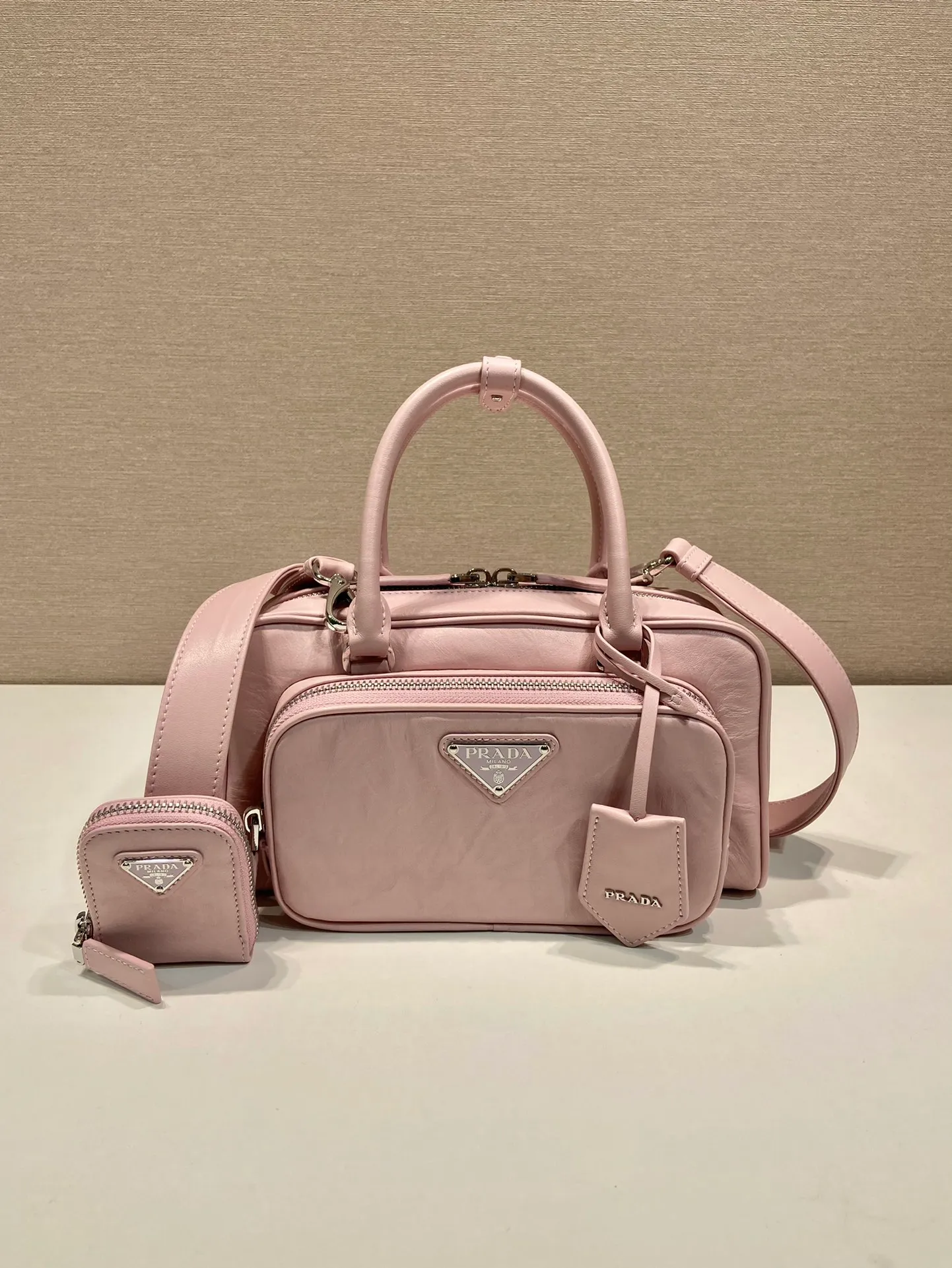 💰1800🎉New Boston🎉1BB099 catwalk style🎉🎉 This casual and classic handbag is made of soft sheepskin inside and out. The hand-made pleat effect is particularly fashionable. It is equipped with a detachable long shoulder strap and a small coin purse. The body is equipped with a front pocket design and large capacity. It was also unveiled in the 2023 spring and summer series fashion show. The upper body effect must be eye-catching. Baby, hurry up and get it🎉🎉Length 24xHeight 12.5xBottom 7cm🎉🎉🎉🍊🍊🍊