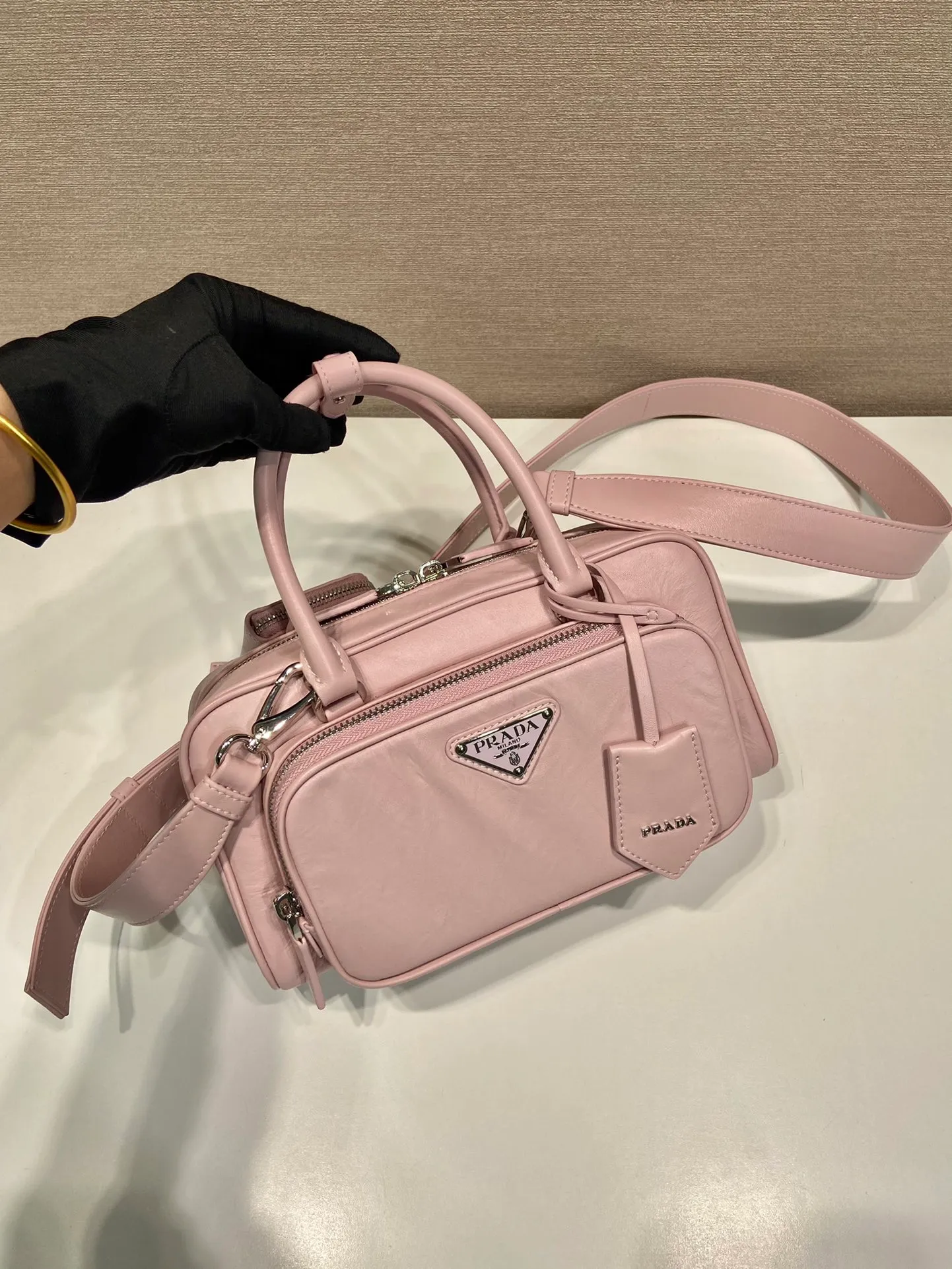 💰1800🎉New Boston🎉1BB099 catwalk style🎉🎉 This casual and classic handbag is made of soft sheepskin inside and out. The hand-made pleat effect is particularly fashionable. It is equipped with a detachable long shoulder strap and a small coin purse. The body is equipped with a front pocket design and large capacity. It was also unveiled in the 2023 spring and summer series fashion show. The upper body effect must be eye-catching. Baby, hurry up and get it🎉🎉Length 24xHeight 12.5xBottom 7cm🎉🎉🎉🍊🍊🍊