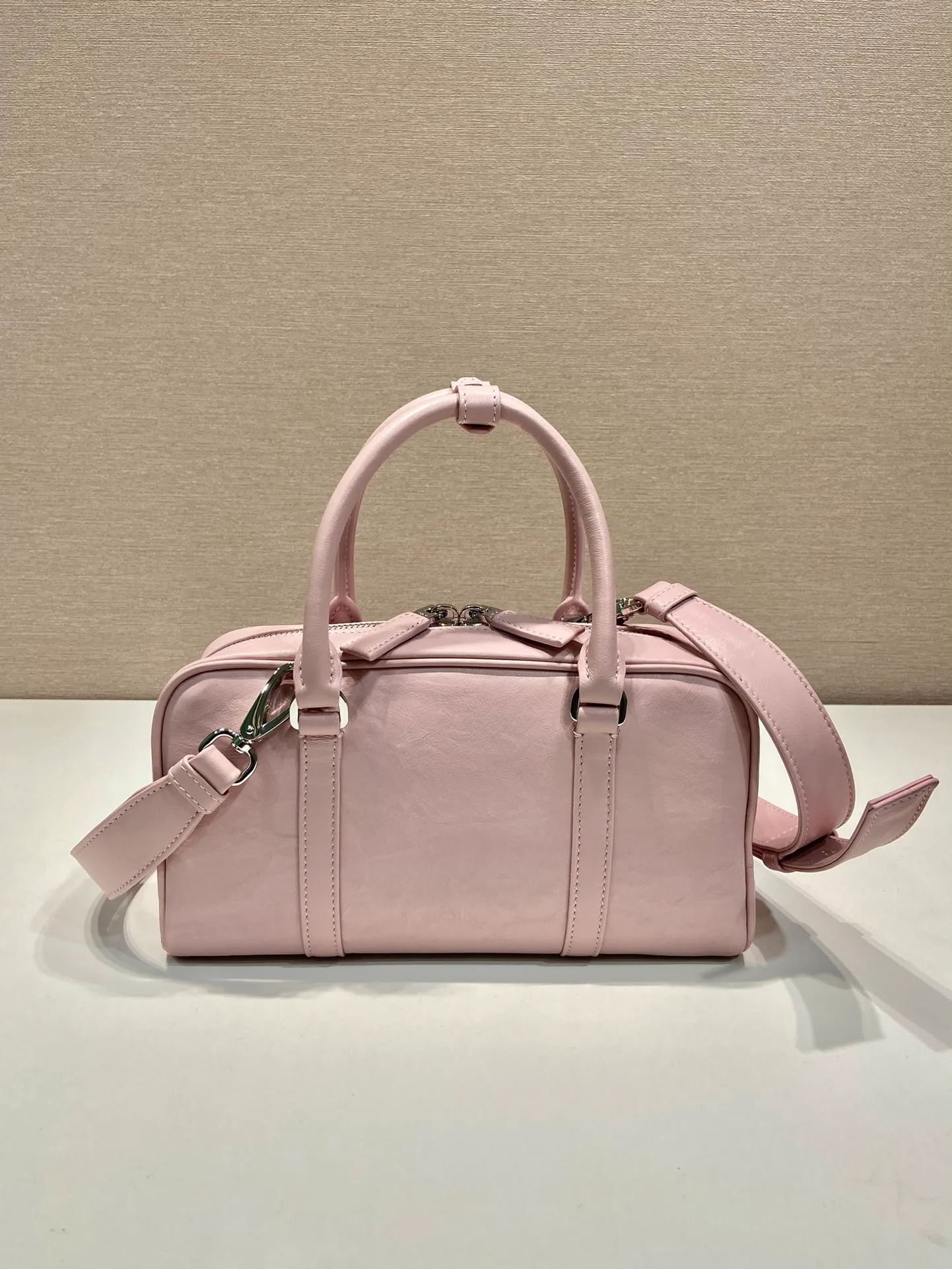💰1800🎉New Boston🎉1BB099 catwalk style🎉🎉 This casual and classic handbag is made of soft sheepskin inside and out. The hand-made pleat effect is particularly fashionable. It is equipped with a detachable long shoulder strap and a small coin purse. The body is equipped with a front pocket design and large capacity. It was also unveiled in the 2023 spring and summer series fashion show. The upper body effect must be eye-catching. Baby, hurry up and get it🎉🎉Length 24xHeight 12.5xBottom 7cm🎉🎉🎉🍊🍊🍊
