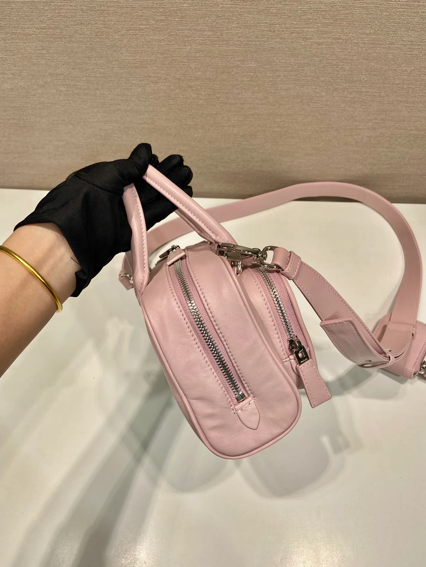 💰1800🎉New Boston🎉1BB099 catwalk style🎉🎉 This casual and classic handbag is made of soft sheepskin inside and out. The hand-made pleat effect is particularly fashionable. It is equipped with a detachable long shoulder strap and a small coin purse. The body is equipped with a front pocket design and large capacity. It was also unveiled in the 2023 spring and summer series fashion show. The upper body effect must be eye-catching. Baby, hurry up and get it🎉🎉Length 24xHeight 12.5xBottom 7cm🎉🎉🎉🍊🍊🍊