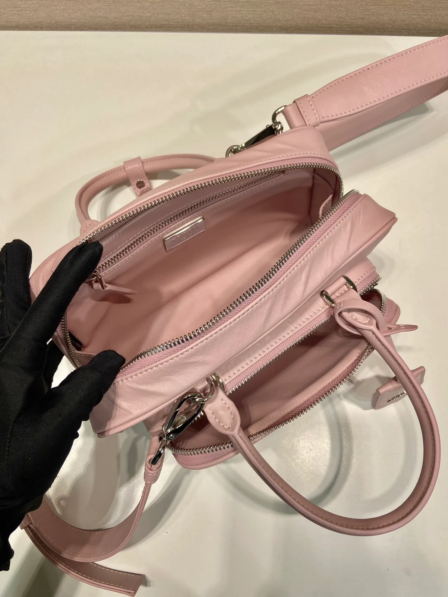 💰1800🎉New Boston🎉1BB099 catwalk style🎉🎉 This casual and classic handbag is made of soft sheepskin inside and out. The hand-made pleat effect is particularly fashionable. It is equipped with a detachable long shoulder strap and a small coin purse. The body is equipped with a front pocket design and large capacity. It was also unveiled in the 2023 spring and summer series fashion show. The upper body effect must be eye-catching. Baby, hurry up and get it🎉🎉Length 24xHeight 12.5xBottom 7cm🎉🎉🎉🍊🍊🍊