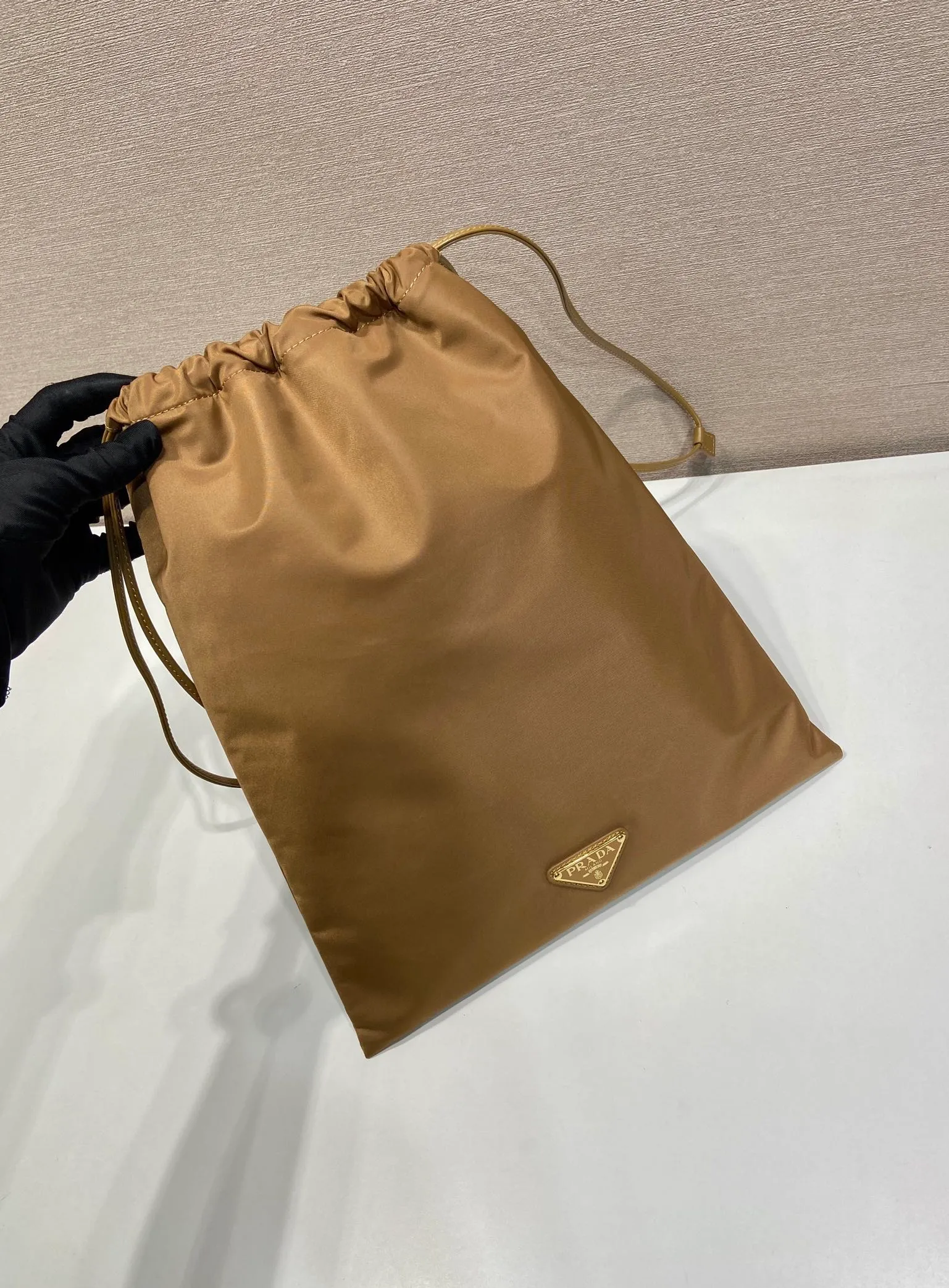 💰560🎉New handbag🎉1NK001 drawstring pouch🎉💰 This drawstring pouch is made of Re-Nylon nylon, with a calf leather drawstring top, enamelled triangular metal logo, Re-Nylon lining with patch pockets, it can also be used as a handbag/storage bag and cosmetic bag. The functionality is very practical, and it is a popular style that will never go out of style. It is worth owning🎉 Height: 35cm Width: 29cm