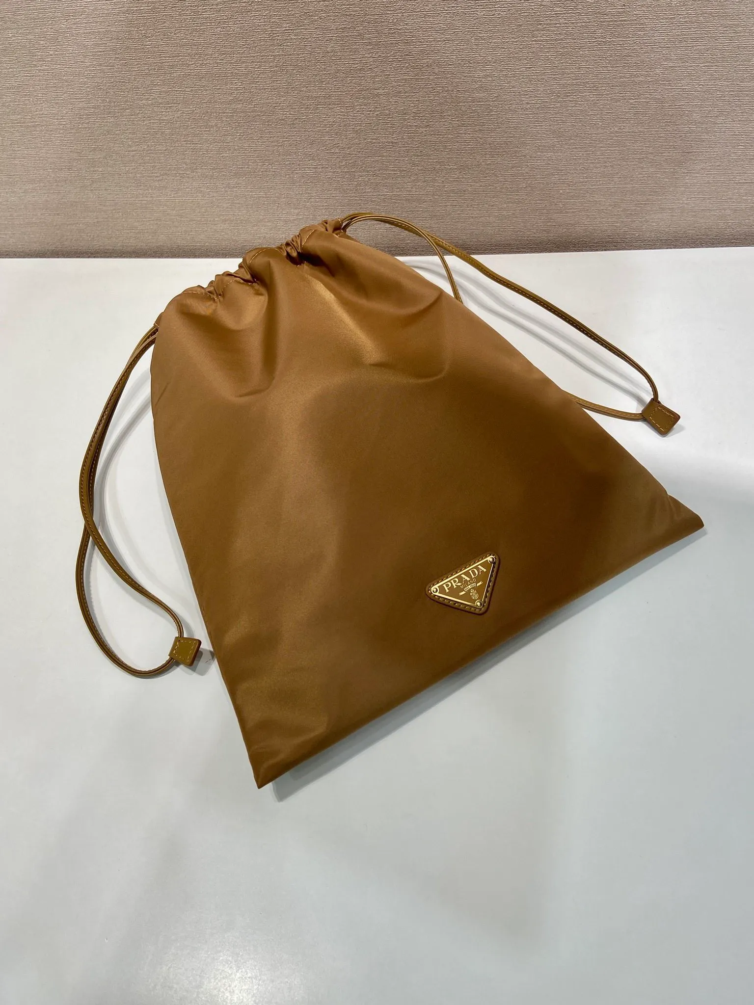 💰560🎉New handbag🎉1NK001 drawstring pouch🎉💰 This drawstring pouch is made of Re-Nylon nylon, with a calf leather drawstring top, enamelled triangular metal logo, Re-Nylon lining with patch pockets, it can also be used as a handbag/storage bag and cosmetic bag. The functionality is very practical, and it is a popular style that will never go out of style. It is worth owning🎉 Height: 35cm Width: 29cm
