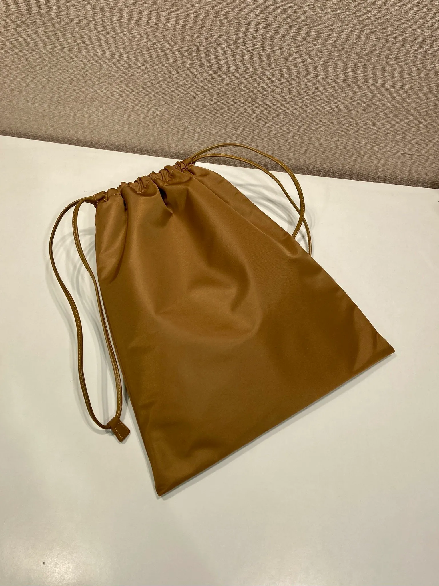 💰560🎉New handbag🎉1NK001 drawstring pouch🎉💰 This drawstring pouch is made of Re-Nylon nylon, with a calf leather drawstring top, enamelled triangular metal logo, Re-Nylon lining with patch pockets, it can also be used as a handbag/storage bag and cosmetic bag. The functionality is very practical, and it is a popular style that will never go out of style. It is worth owning🎉 Height: 35cm Width: 29cm