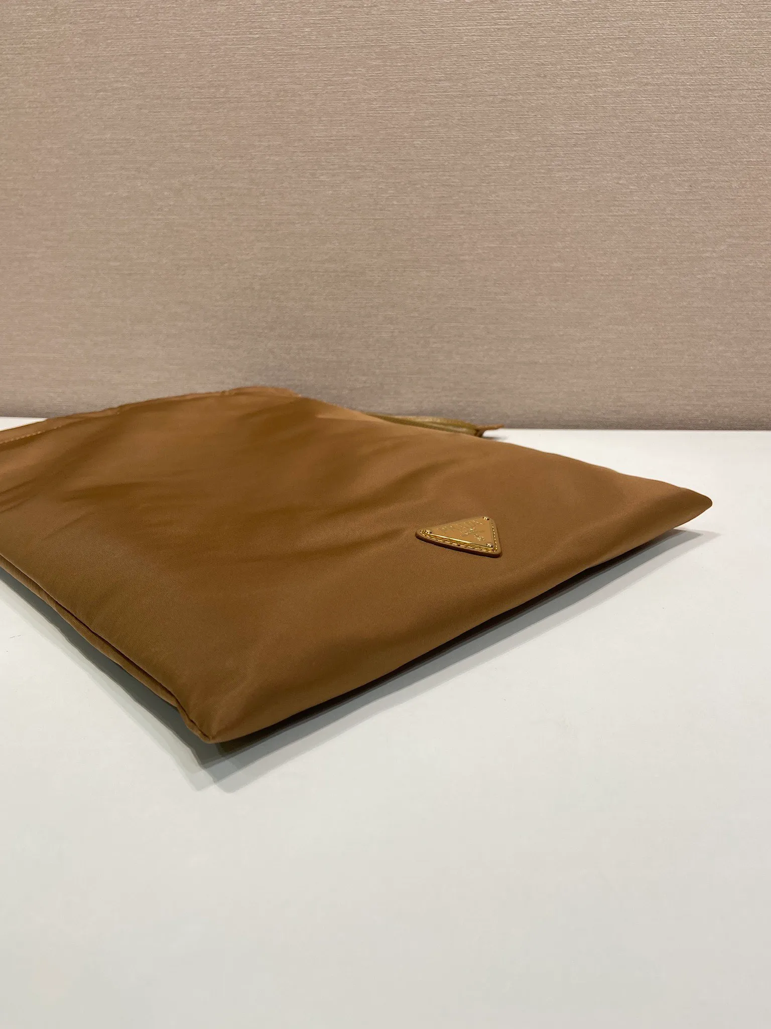 💰560🎉New handbag🎉1NK001 drawstring pouch🎉💰 This drawstring pouch is made of Re-Nylon nylon, with a calf leather drawstring top, enamelled triangular metal logo, Re-Nylon lining with patch pockets, it can also be used as a handbag/storage bag and cosmetic bag. The functionality is very practical, and it is a popular style that will never go out of style. It is worth owning🎉 Height: 35cm Width: 29cm