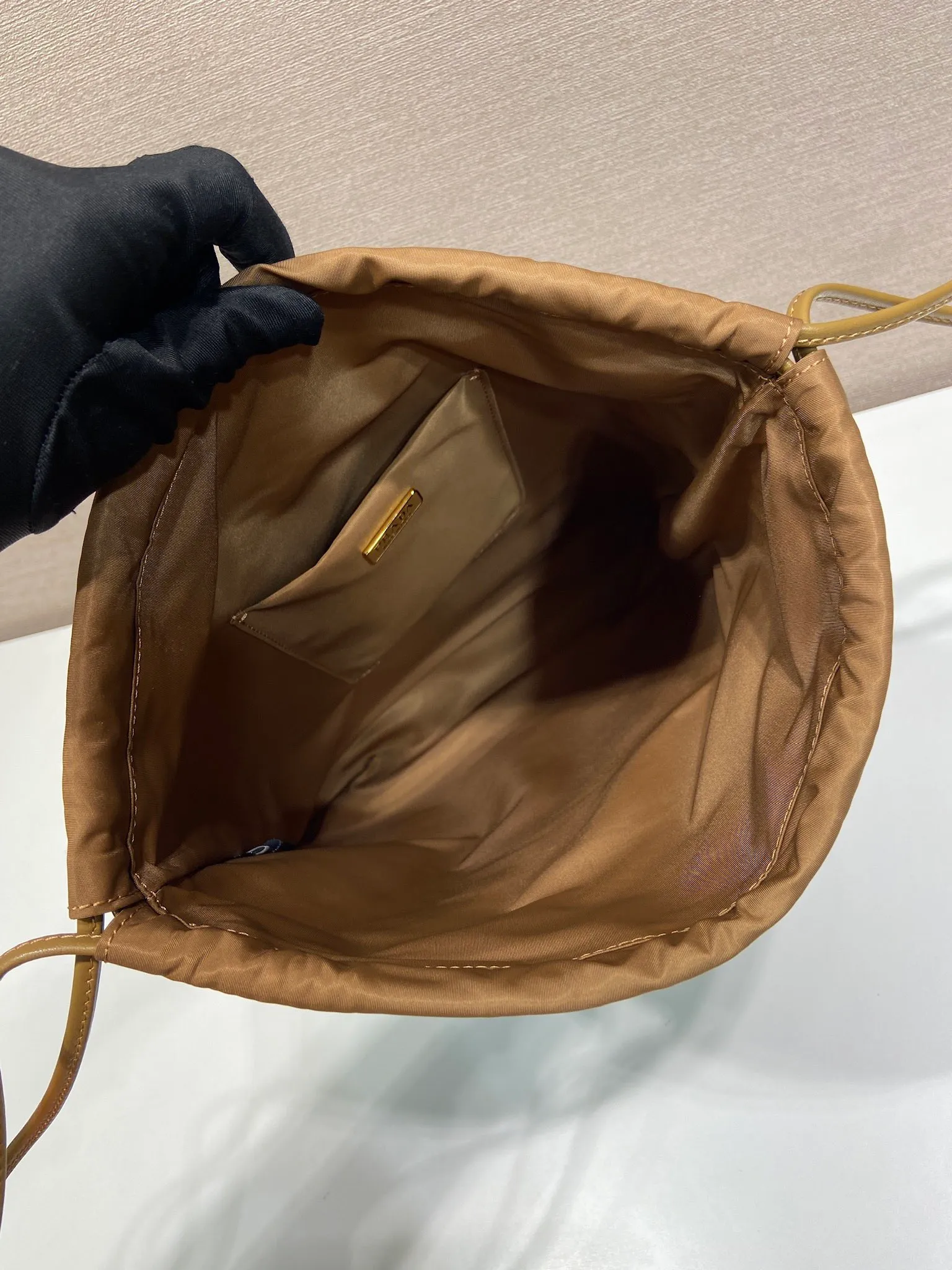 💰560🎉New handbag🎉1NK001 drawstring pouch🎉💰 This drawstring pouch is made of Re-Nylon nylon, with a calf leather drawstring top, enamelled triangular metal logo, Re-Nylon lining with patch pockets, it can also be used as a handbag/storage bag and cosmetic bag. The functionality is very practical, and it is a popular style that will never go out of style. It is worth owning🎉 Height: 35cm Width: 29cm