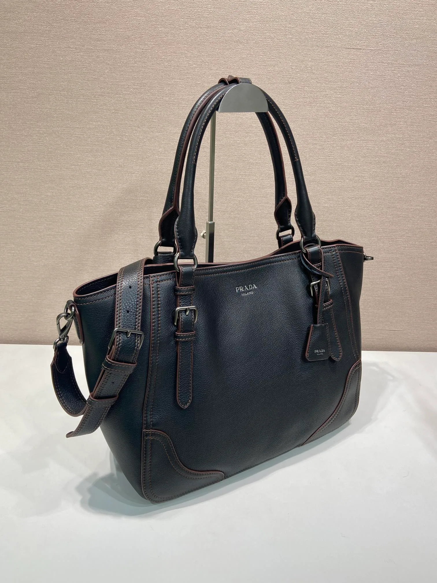 💰2040🎉New Arrival🎉1BG602🎉🎉 This tote bag marks a return to the roots of our DNA, with a design reminiscent of travel themes. The loose, functional silhouette is made from richly textured leather with irregular textures for a natural yet refined effect. Leather handles Removable and adjustable buckskin shoulder strap with embossed letter logo on the front Magnetic closure, nylon lining with logo, two pockets, one of which is zippered, large capacity, another timeless and popular style, get it now 🎉🎉 Length 38x Height 32x Bottom 14cm🎉🎉🎉💰💰💰