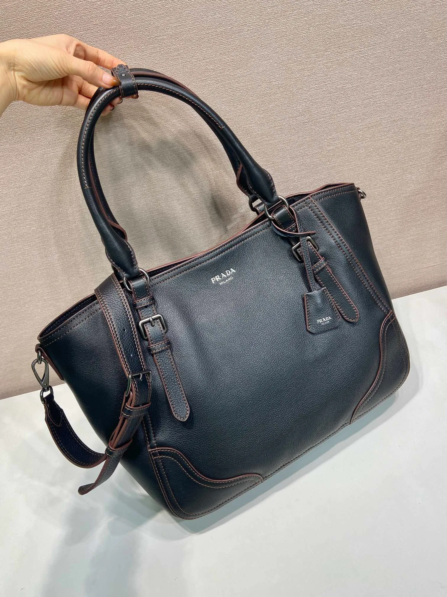 💰2040🎉New Arrival🎉1BG602🎉🎉 This tote bag marks a return to the roots of our DNA, with a design reminiscent of travel themes. The loose, functional silhouette is made from richly textured leather with irregular textures for a natural yet refined effect. Leather handles Removable and adjustable buckskin shoulder strap with embossed letter logo on the front Magnetic closure, nylon lining with logo, two pockets, one of which is zippered, large capacity, another timeless and popular style, get it now 🎉🎉 Length 38x Height 32x Bottom 14cm🎉🎉🎉💰💰💰