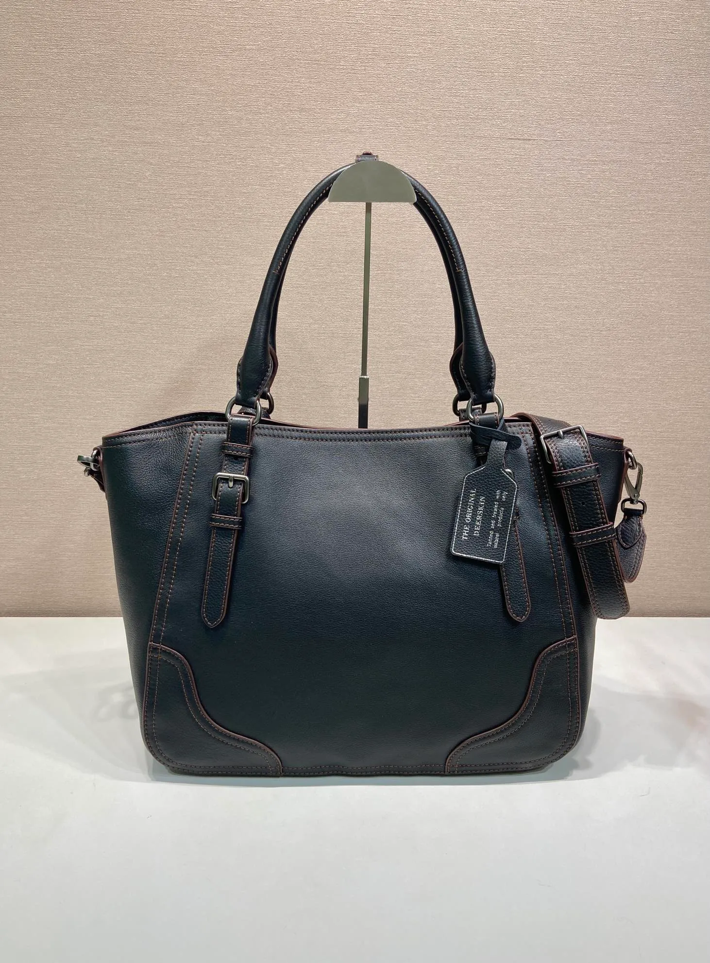 💰2040🎉New Arrival🎉1BG602🎉🎉 This tote bag marks a return to the roots of our DNA, with a design reminiscent of travel themes. The loose, functional silhouette is made from richly textured leather with irregular textures for a natural yet refined effect. Leather handles Removable and adjustable buckskin shoulder strap with embossed letter logo on the front Magnetic closure, nylon lining with logo, two pockets, one of which is zippered, large capacity, another timeless and popular style, get it now 🎉🎉 Length 38x Height 32x Bottom 14cm🎉🎉🎉💰💰💰