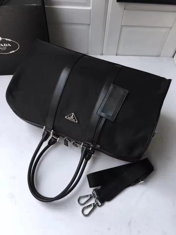 P800¥🔆Classic travel bag🔆1V19S🤙🤙Made of imported parachute fabric👏🏻👏🏻, top-grade hardware🤙🤙This classic travel bag is full of modern design, a timeless classic, and the body of the bag is decorated with the iconic triangular metal logo. Lightweight and practical, a must-have for travel👏🏻👏🏻Length 48x Height 26x Bottom 16.5cm🤙🤙🤙