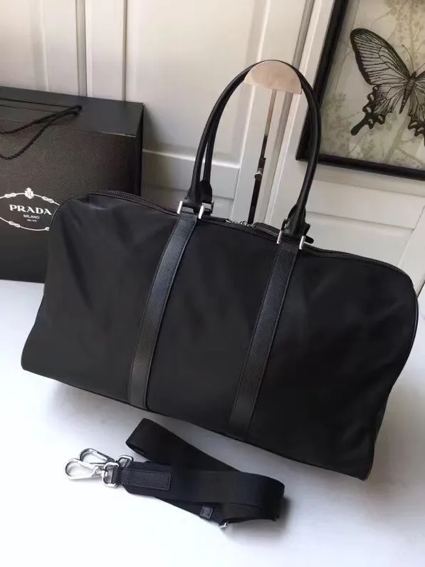 P800¥🔆Classic travel bag🔆1V19S🤙🤙Made of imported parachute fabric👏🏻👏🏻, top-grade hardware🤙🤙This classic travel bag is full of modern design, a timeless classic, and the body of the bag is decorated with the iconic triangular metal logo. Lightweight and practical, a must-have for travel👏🏻👏🏻Length 48x Height 26x Bottom 16.5cm🤙🤙🤙