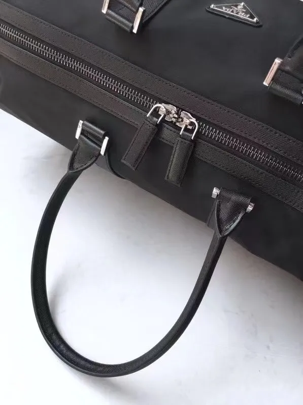 P800¥🔆Classic travel bag🔆1V19S🤙🤙Made of imported parachute fabric👏🏻👏🏻, top-grade hardware🤙🤙This classic travel bag is full of modern design, a timeless classic, and the body of the bag is decorated with the iconic triangular metal logo. Lightweight and practical, a must-have for travel👏🏻👏🏻Length 48x Height 26x Bottom 16.5cm🤙🤙🤙