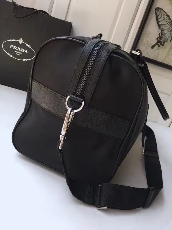 P800¥🔆Classic travel bag🔆1V19S🤙🤙Made of imported parachute fabric👏🏻👏🏻, top-grade hardware🤙🤙This classic travel bag is full of modern design, a timeless classic, and the body of the bag is decorated with the iconic triangular metal logo. Lightweight and practical, a must-have for travel👏🏻👏🏻Length 48x Height 26x Bottom 16.5cm🤙🤙🤙