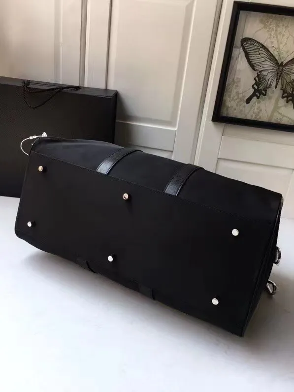 P800¥🔆Classic travel bag🔆1V19S🤙🤙Made of imported parachute fabric👏🏻👏🏻, top-grade hardware🤙🤙This classic travel bag is full of modern design, a timeless classic, and the body of the bag is decorated with the iconic triangular metal logo. Lightweight and practical, a must-have for travel👏🏻👏🏻Length 48x Height 26x Bottom 16.5cm🤙🤙🤙