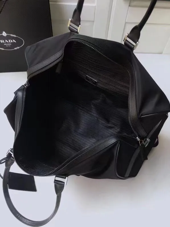 P800¥🔆Classic travel bag🔆1V19S🤙🤙Made of imported parachute fabric👏🏻👏🏻, top-grade hardware🤙🤙This classic travel bag is full of modern design, a timeless classic, and the body of the bag is decorated with the iconic triangular metal logo. Lightweight and practical, a must-have for travel👏🏻👏🏻Length 48x Height 26x Bottom 16.5cm🤙🤙🤙